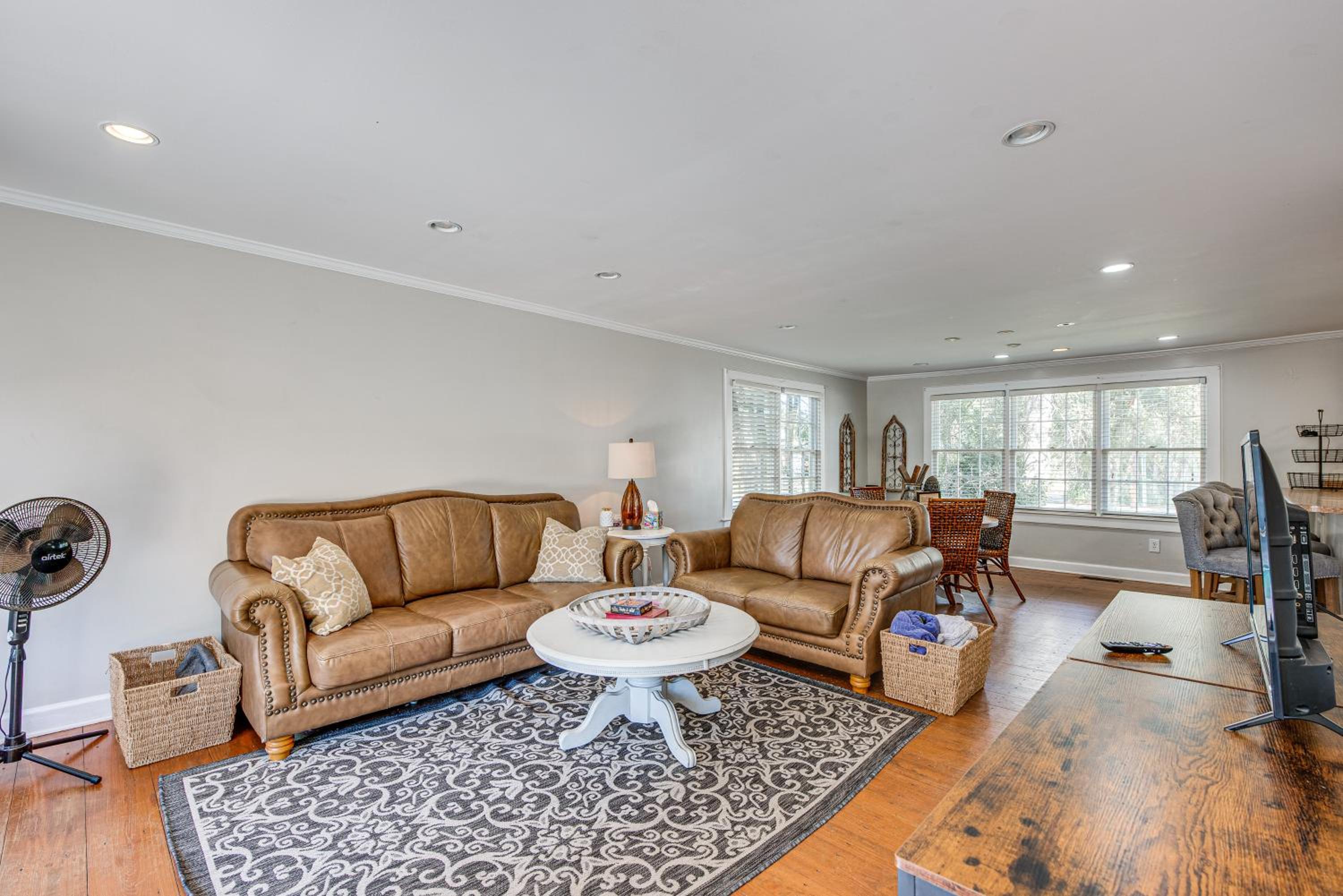 Walk to Dtwn Hahira Inviting Home with Pool and Yard!