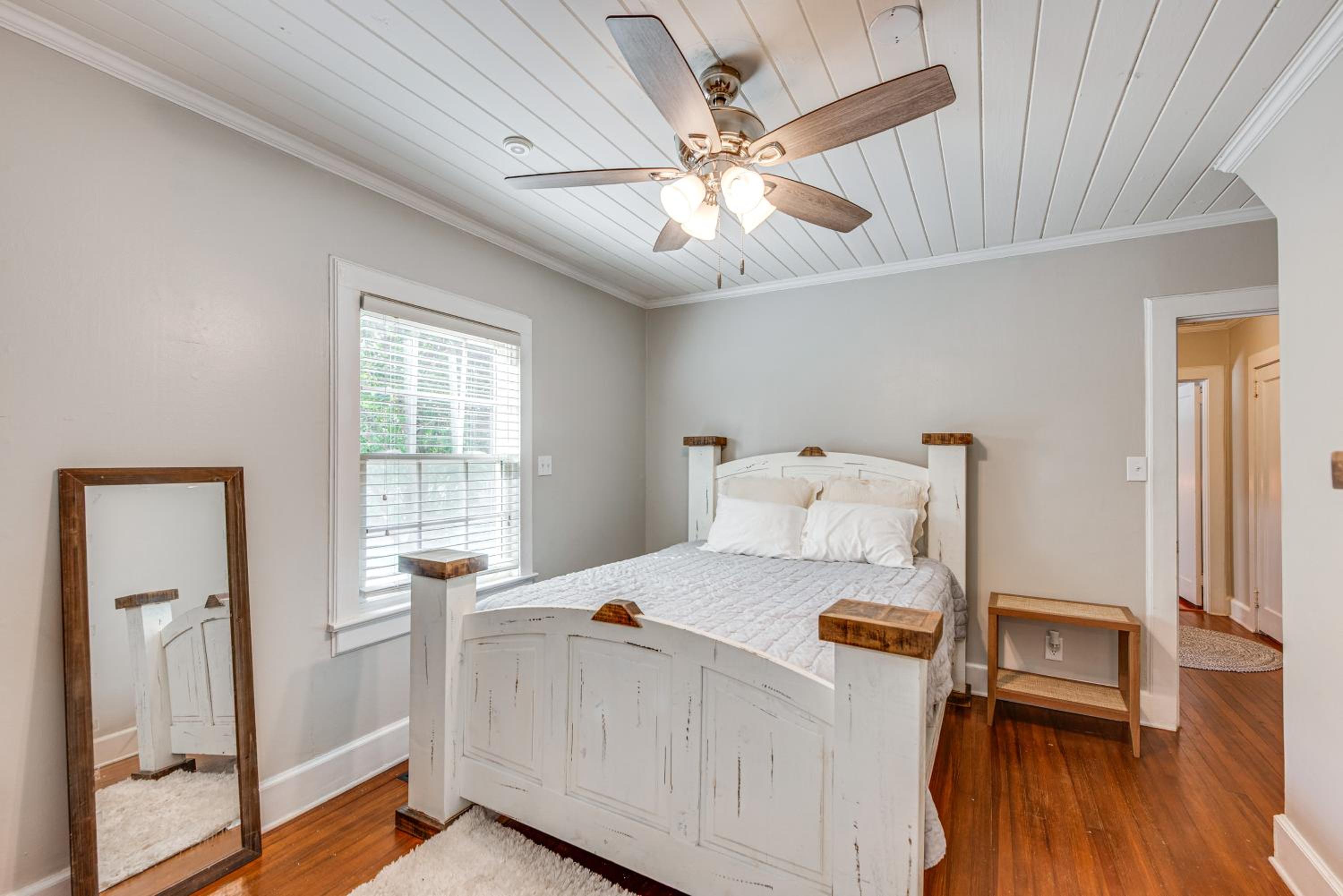 Walk to Dtwn Hahira Inviting Home with Pool and Yard!