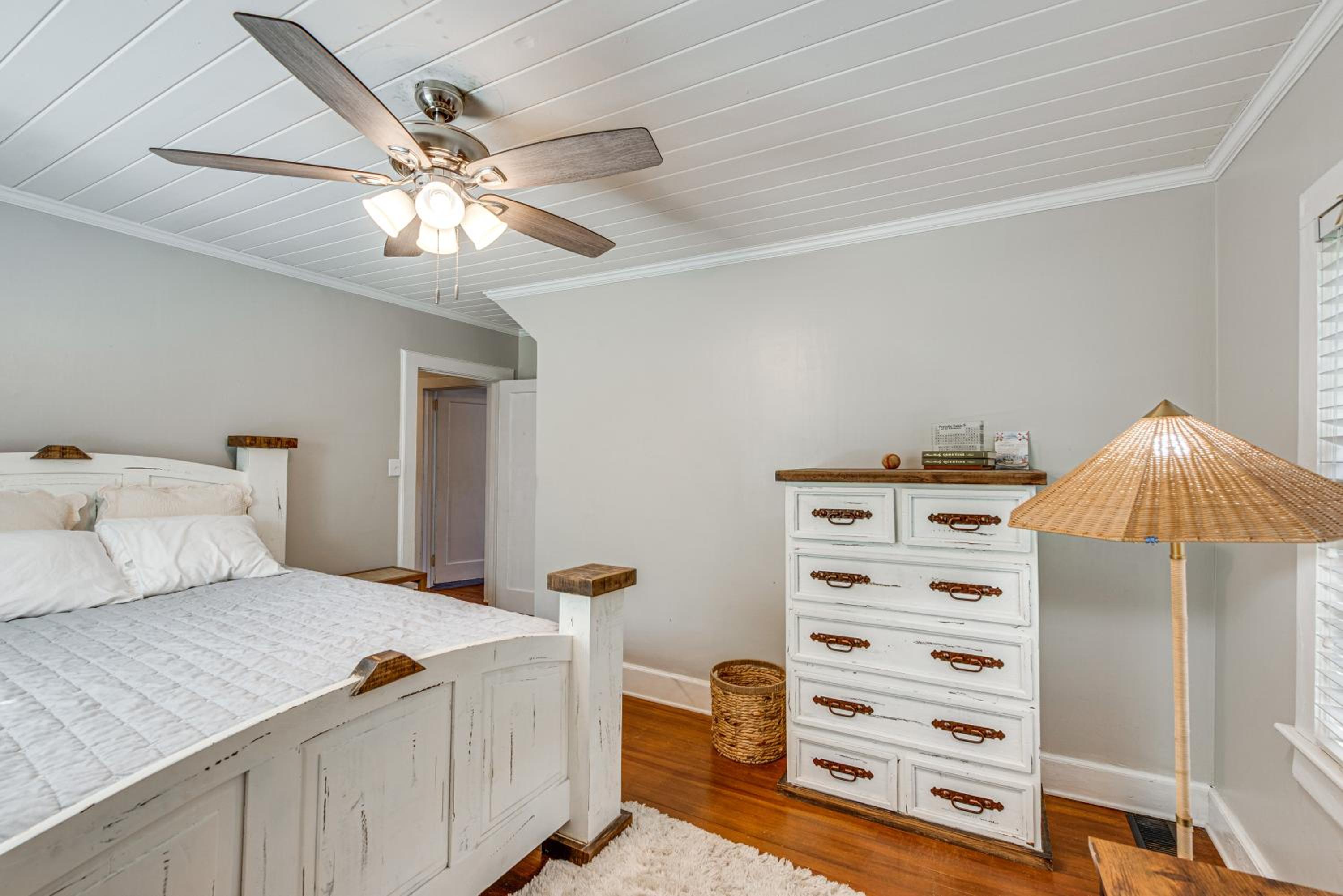 Walk to Dtwn Hahira Inviting Home with Pool and Yard!