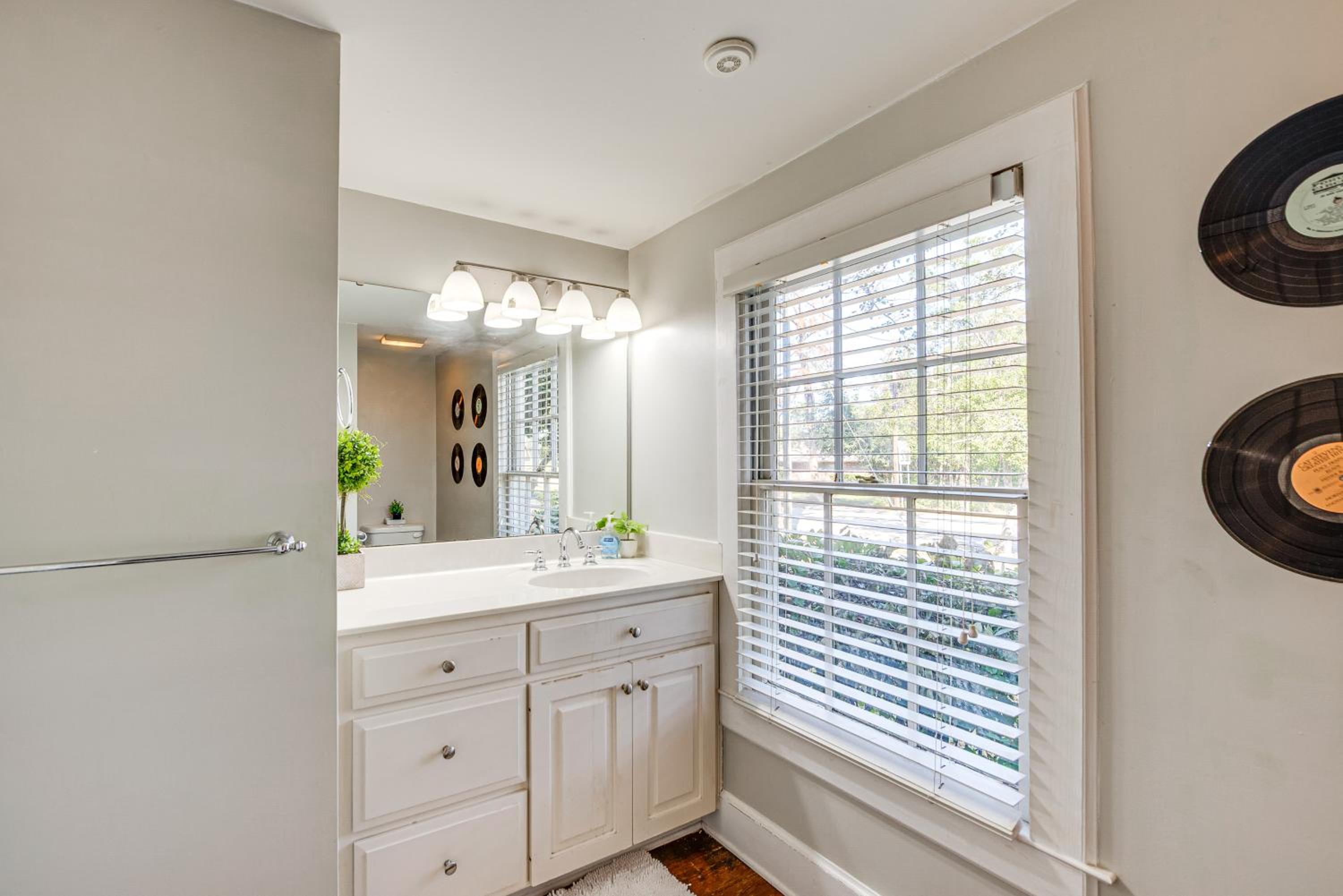 Walk to Dtwn Hahira Inviting Home with Pool and Yard!