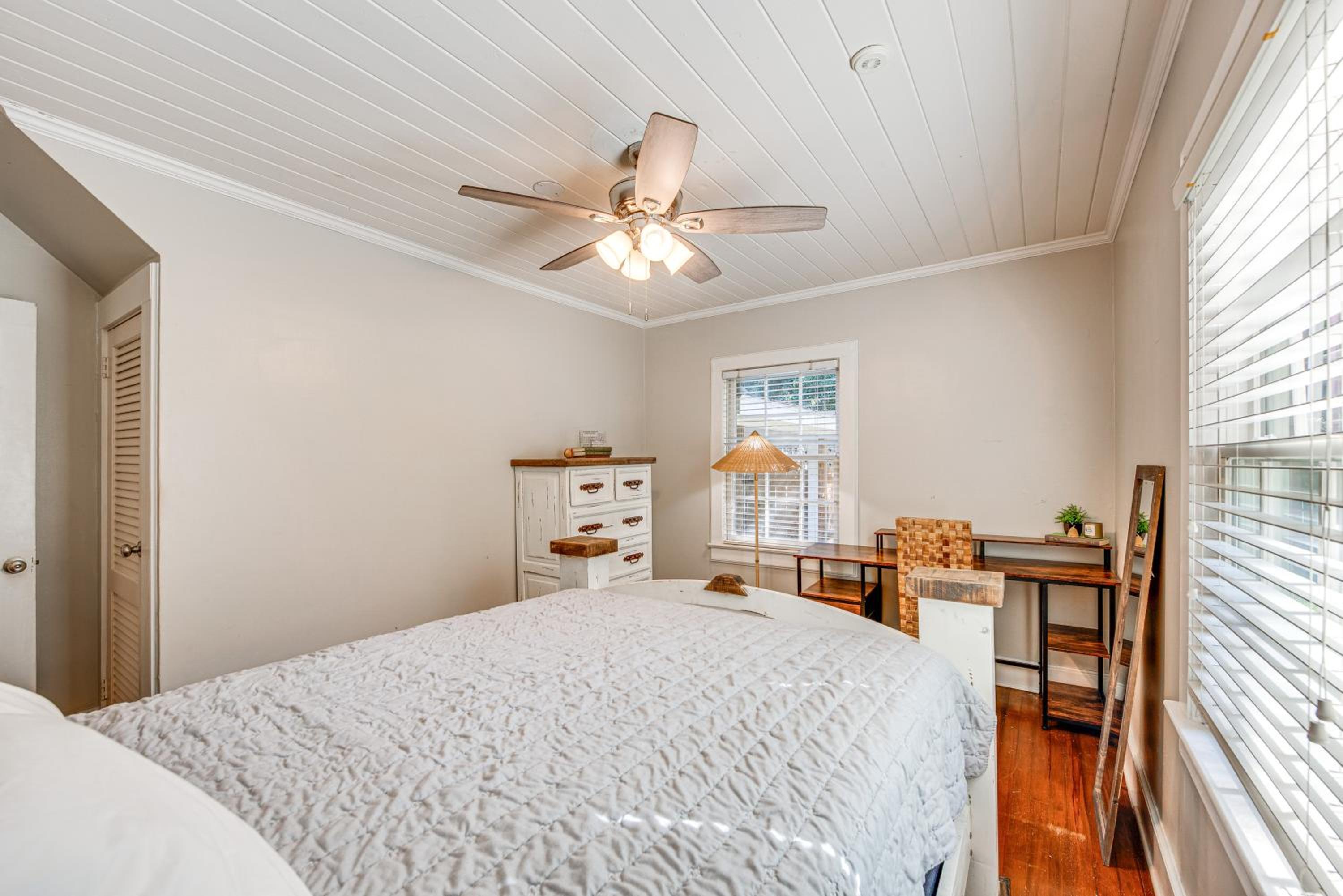 Walk to Dtwn Hahira Inviting Home with Pool and Yard!