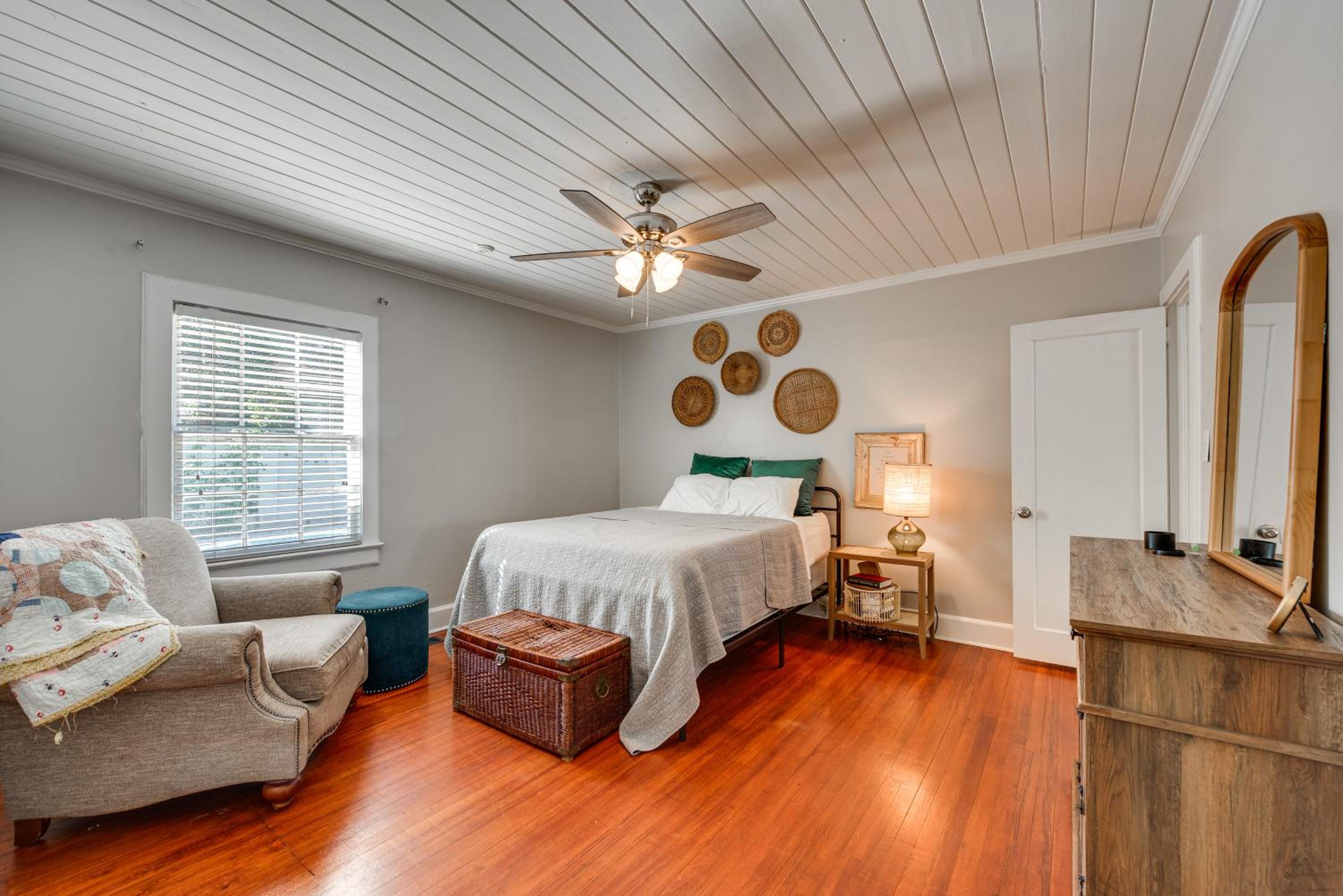 Walk to Dtwn Hahira Inviting Home with Pool and Yard!