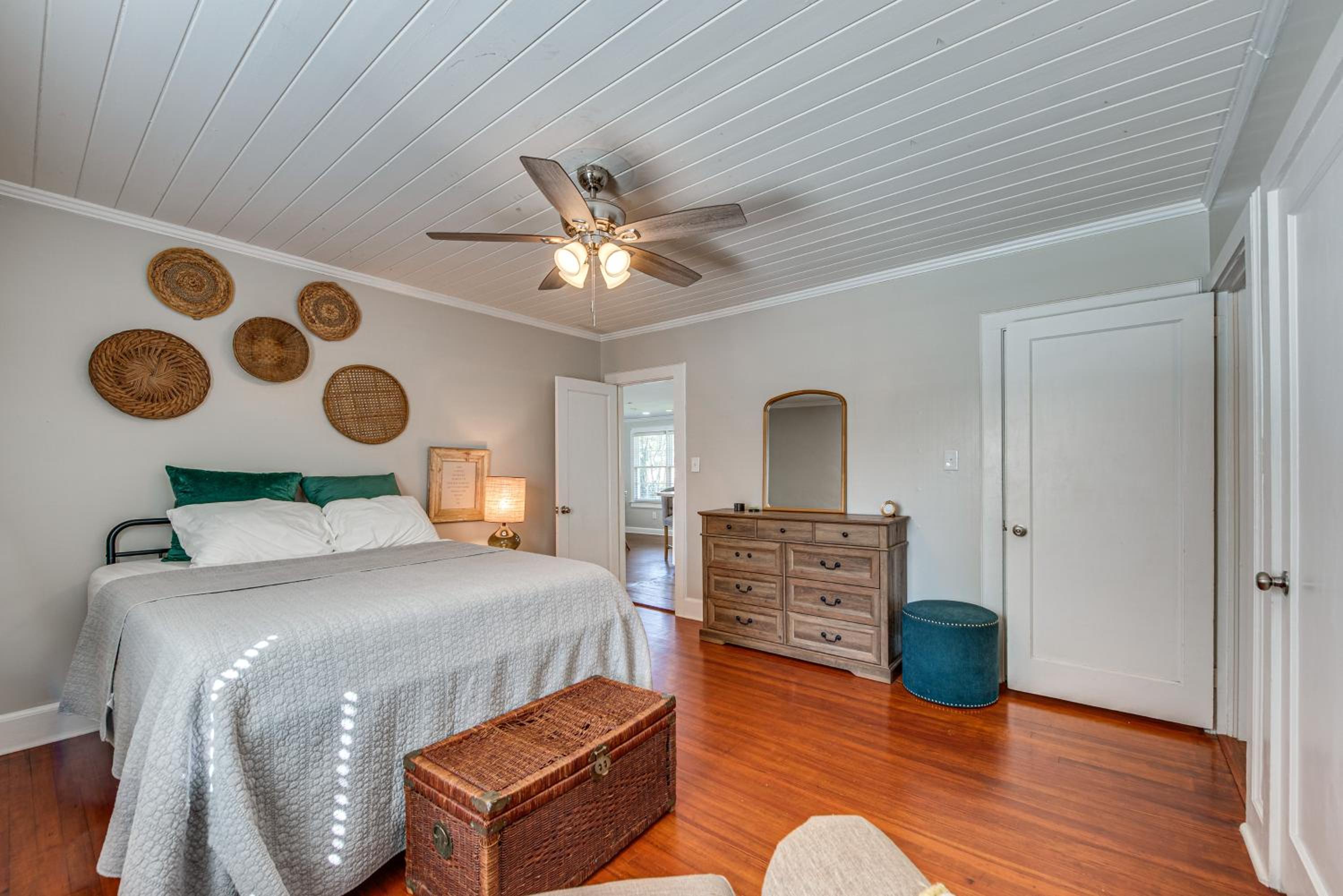 Walk to Dtwn Hahira Inviting Home with Pool and Yard!