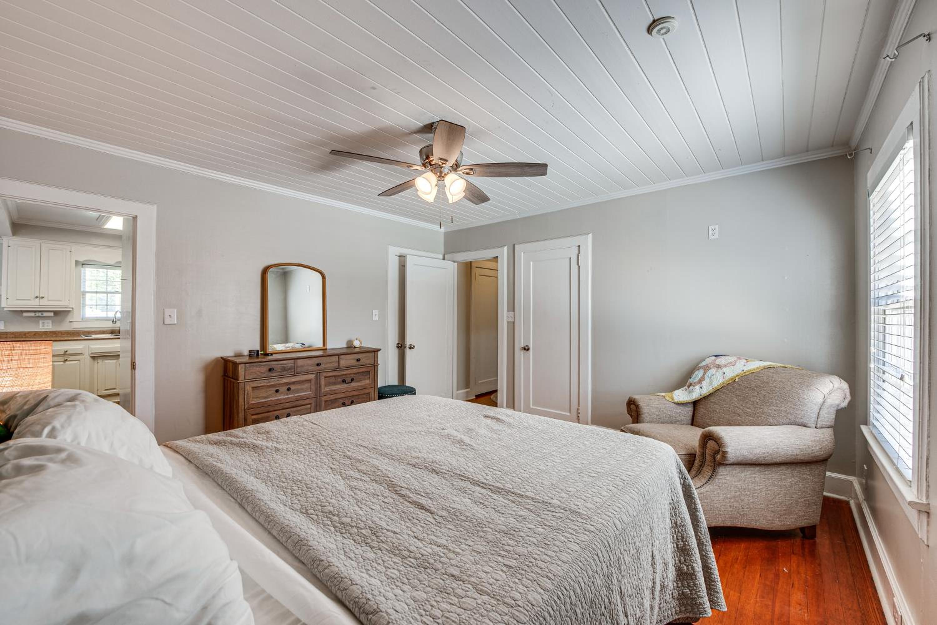 Walk to Dtwn Hahira Inviting Home with Pool and Yard!
