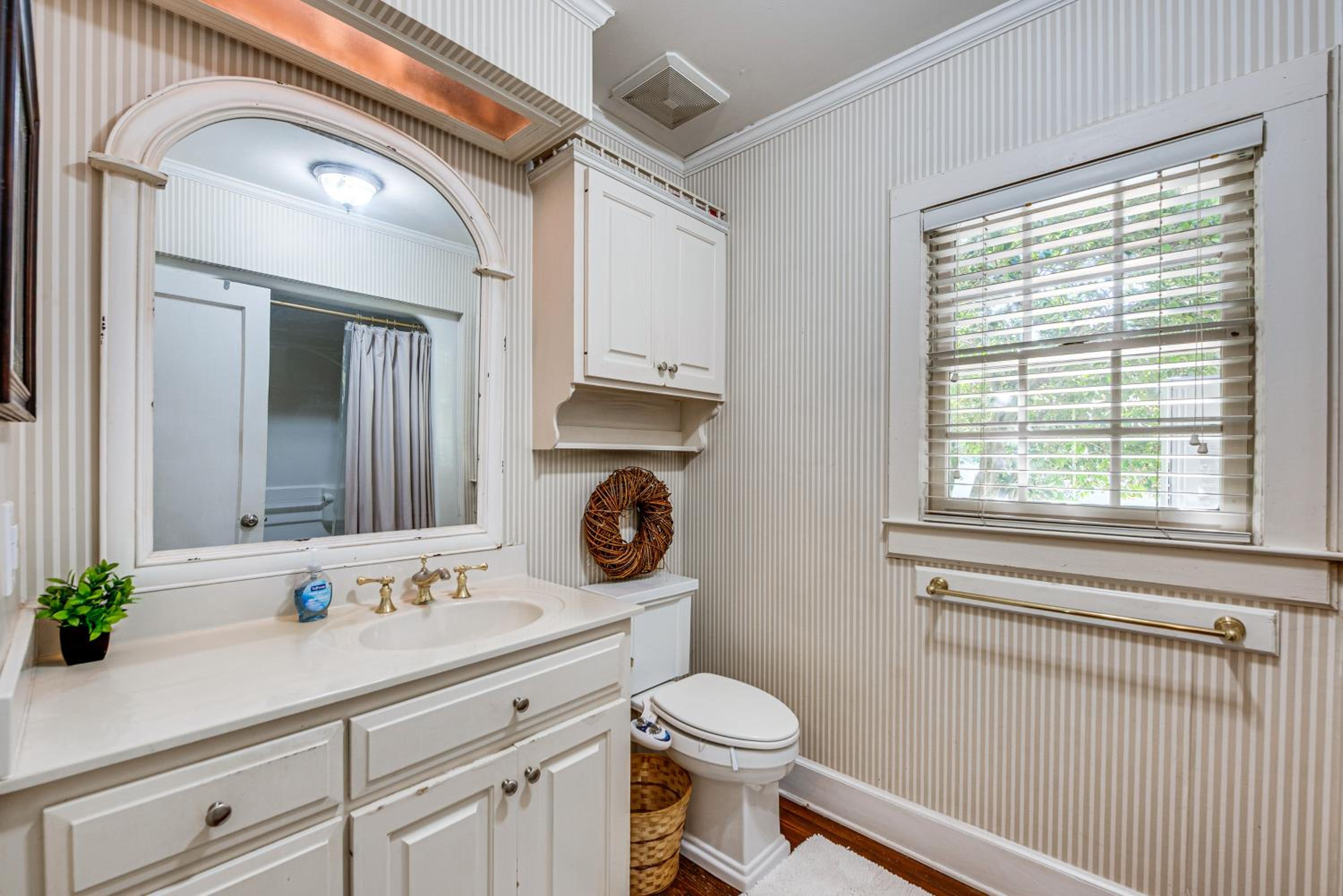 Walk to Dtwn Hahira Inviting Home with Pool and Yard!