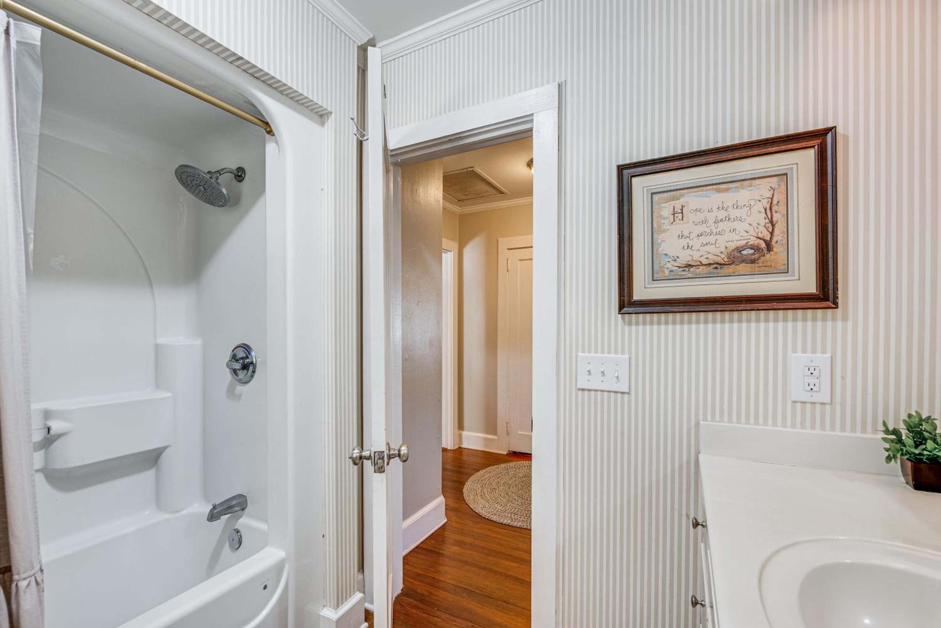 Walk to Dtwn Hahira Inviting Home with Pool and Yard!