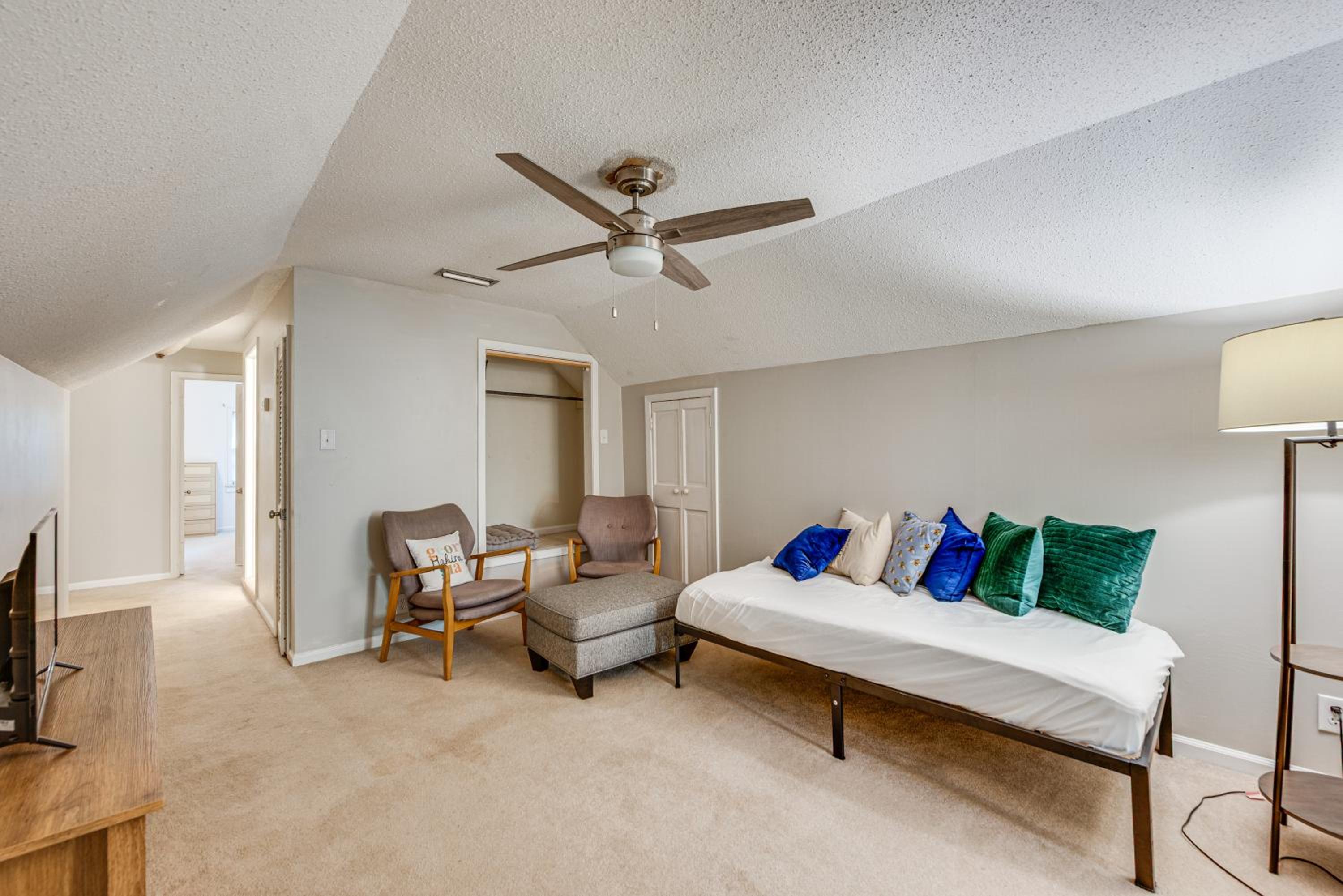 Walk to Dtwn Hahira Inviting Home with Pool and Yard!