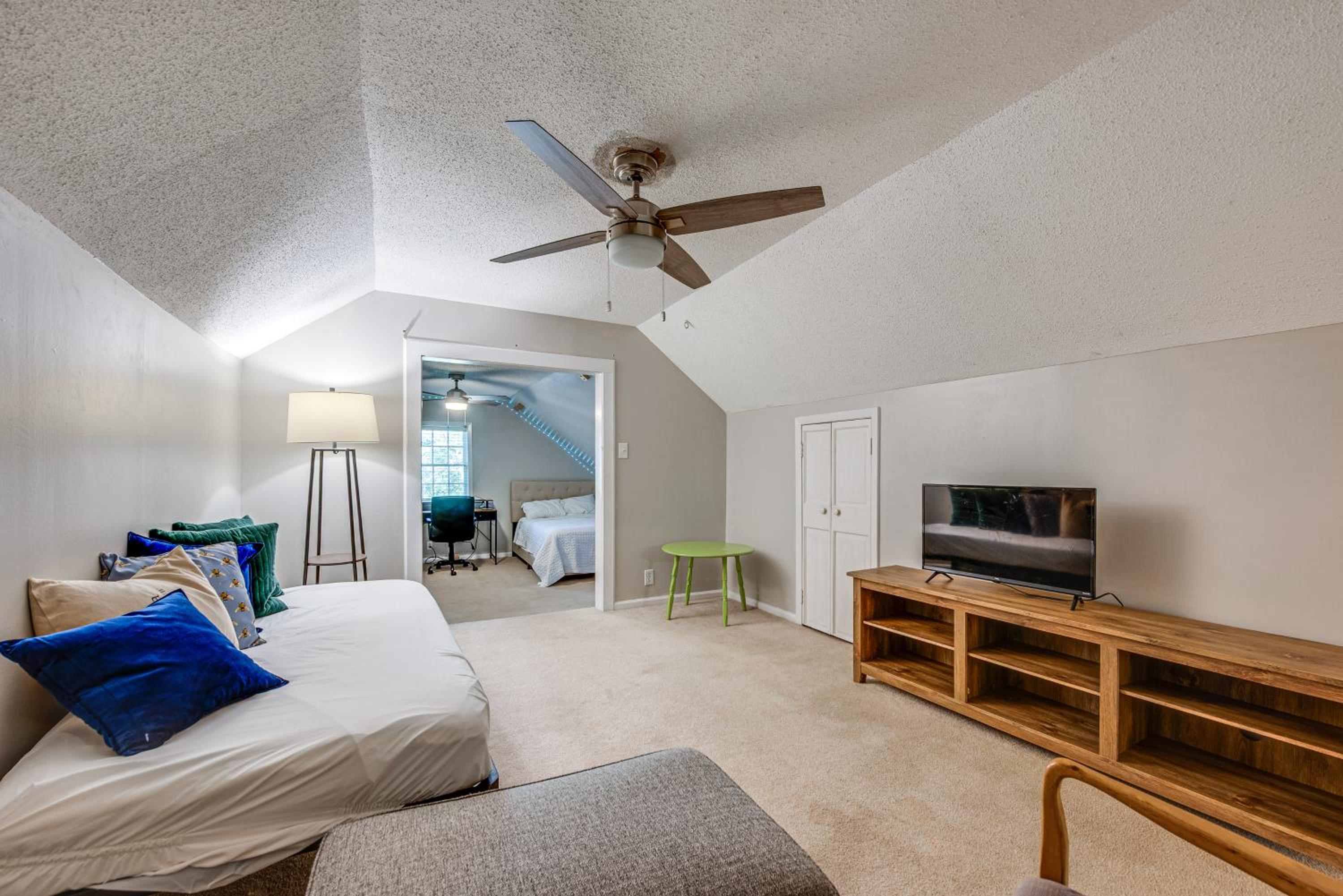 Walk to Dtwn Hahira Inviting Home with Pool and Yard!