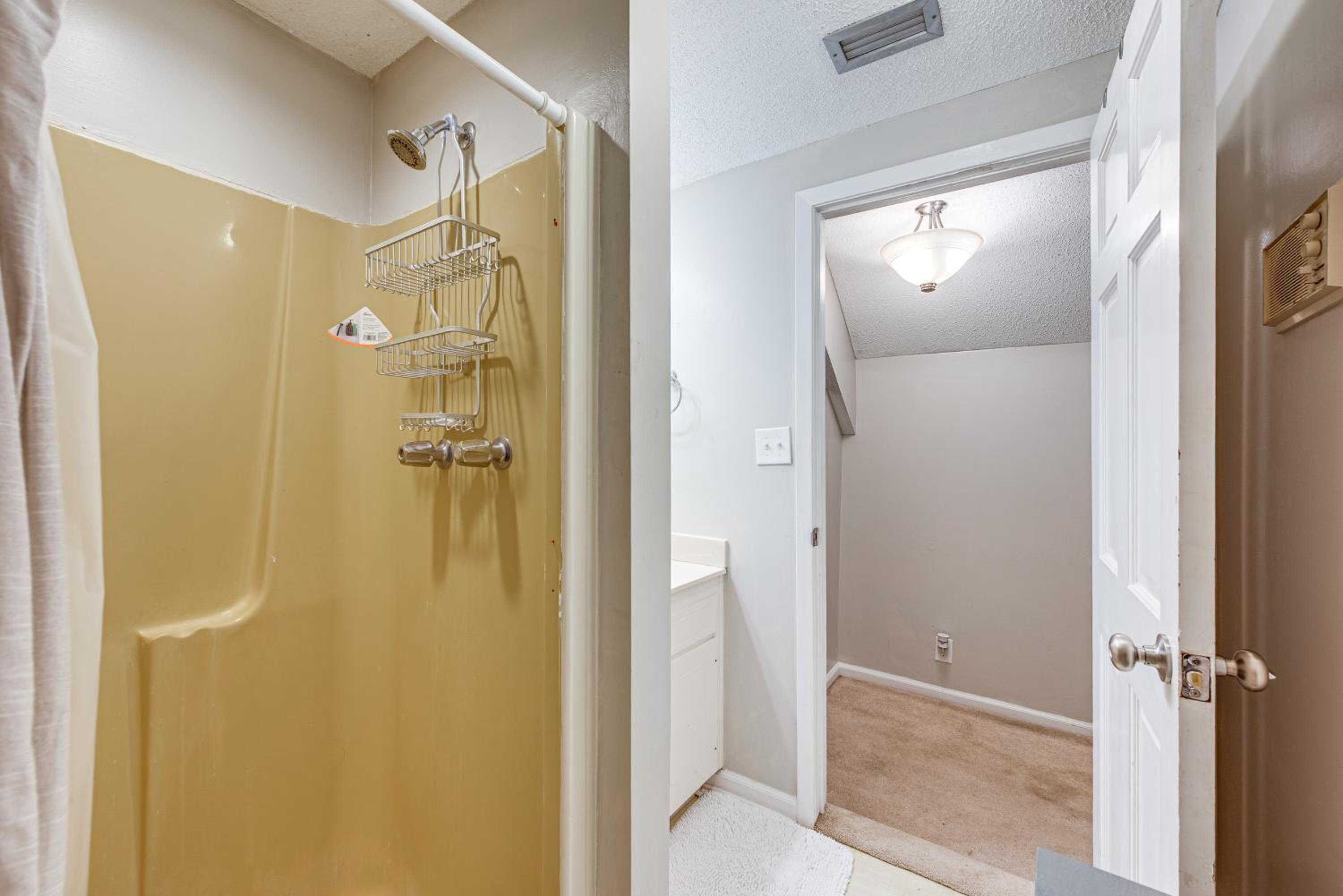 Walk to Dtwn Hahira Inviting Home with Pool and Yard!