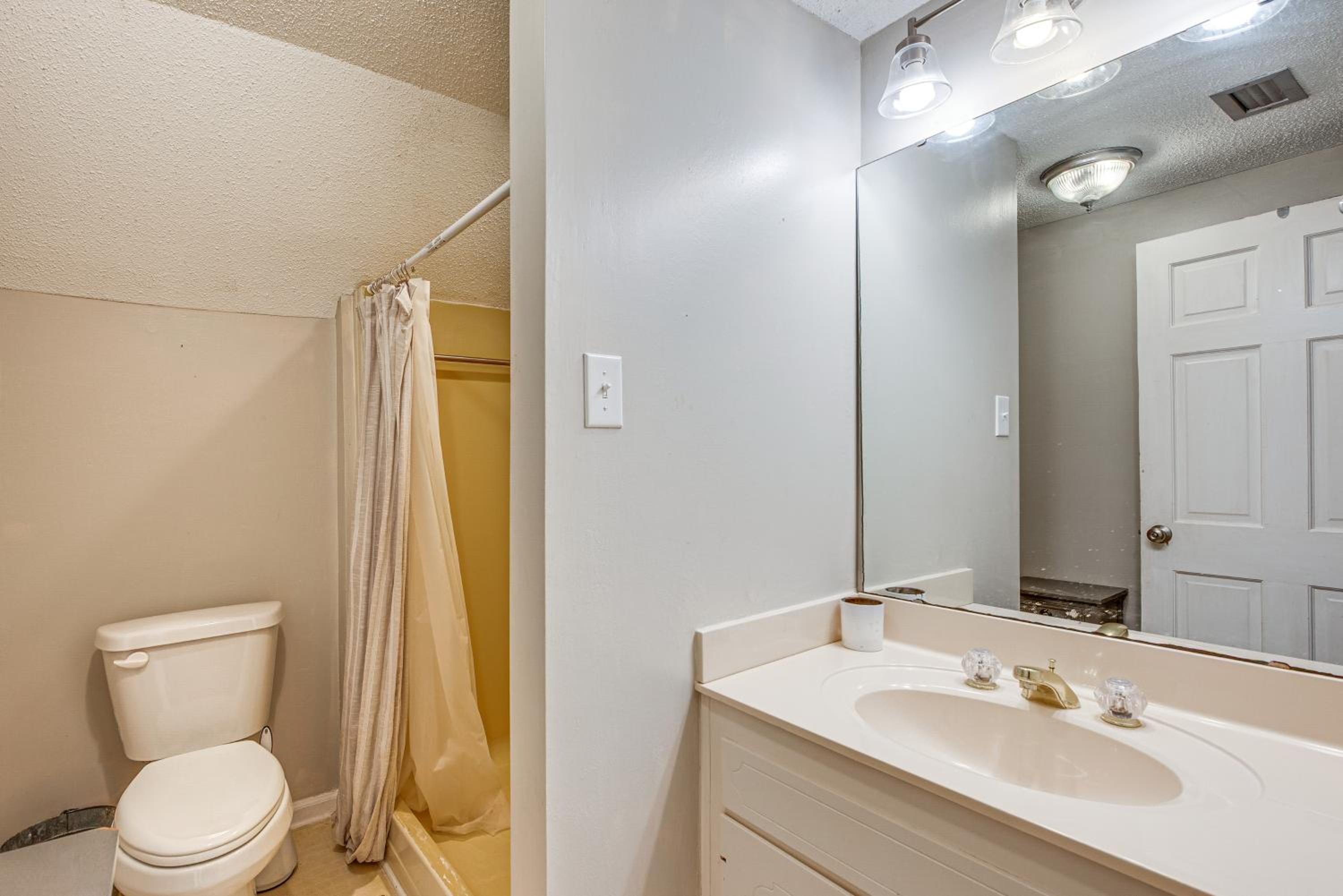 Walk to Dtwn Hahira Inviting Home with Pool and Yard!