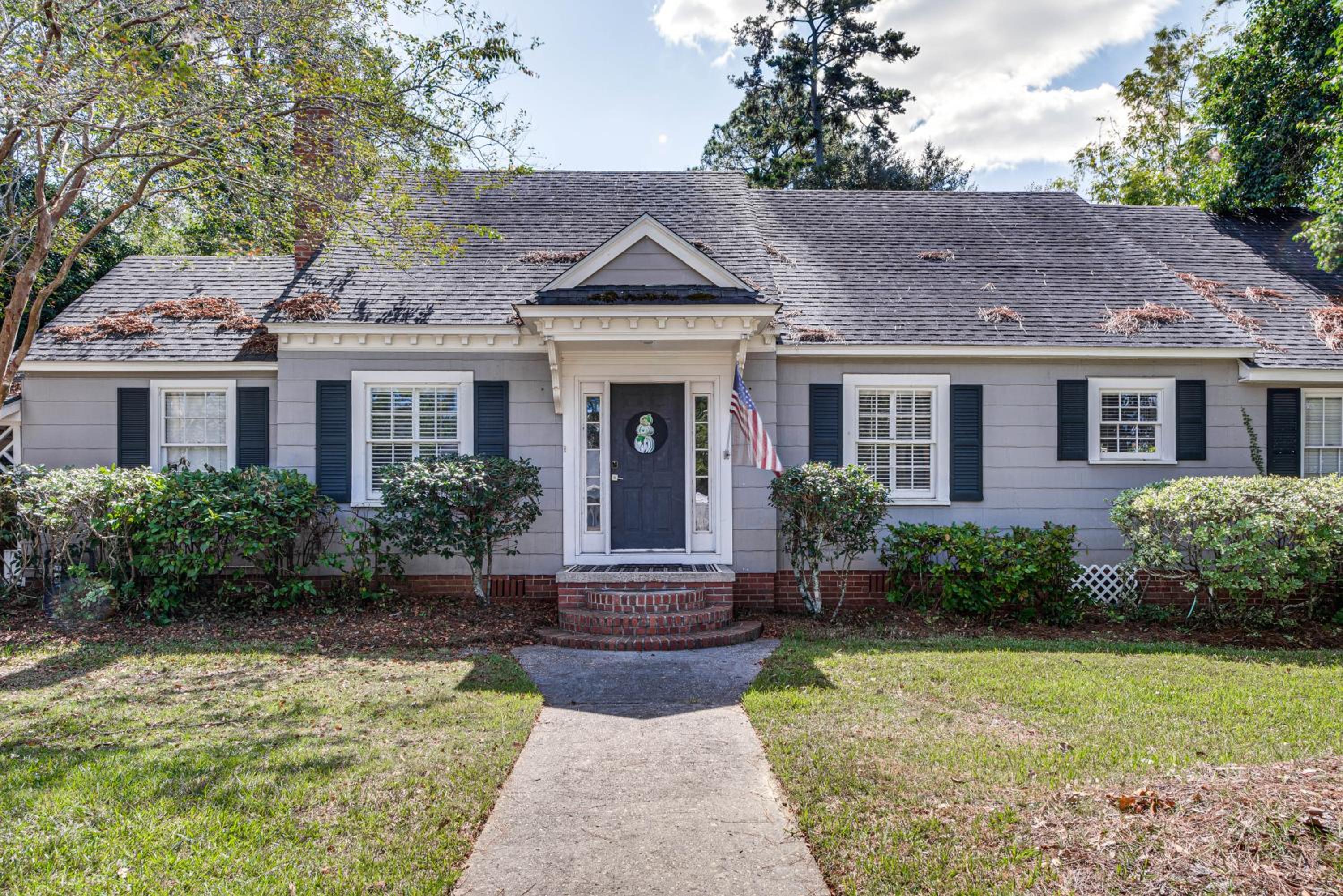 Walk to Dtwn Hahira Inviting Home with Pool and Yard!
