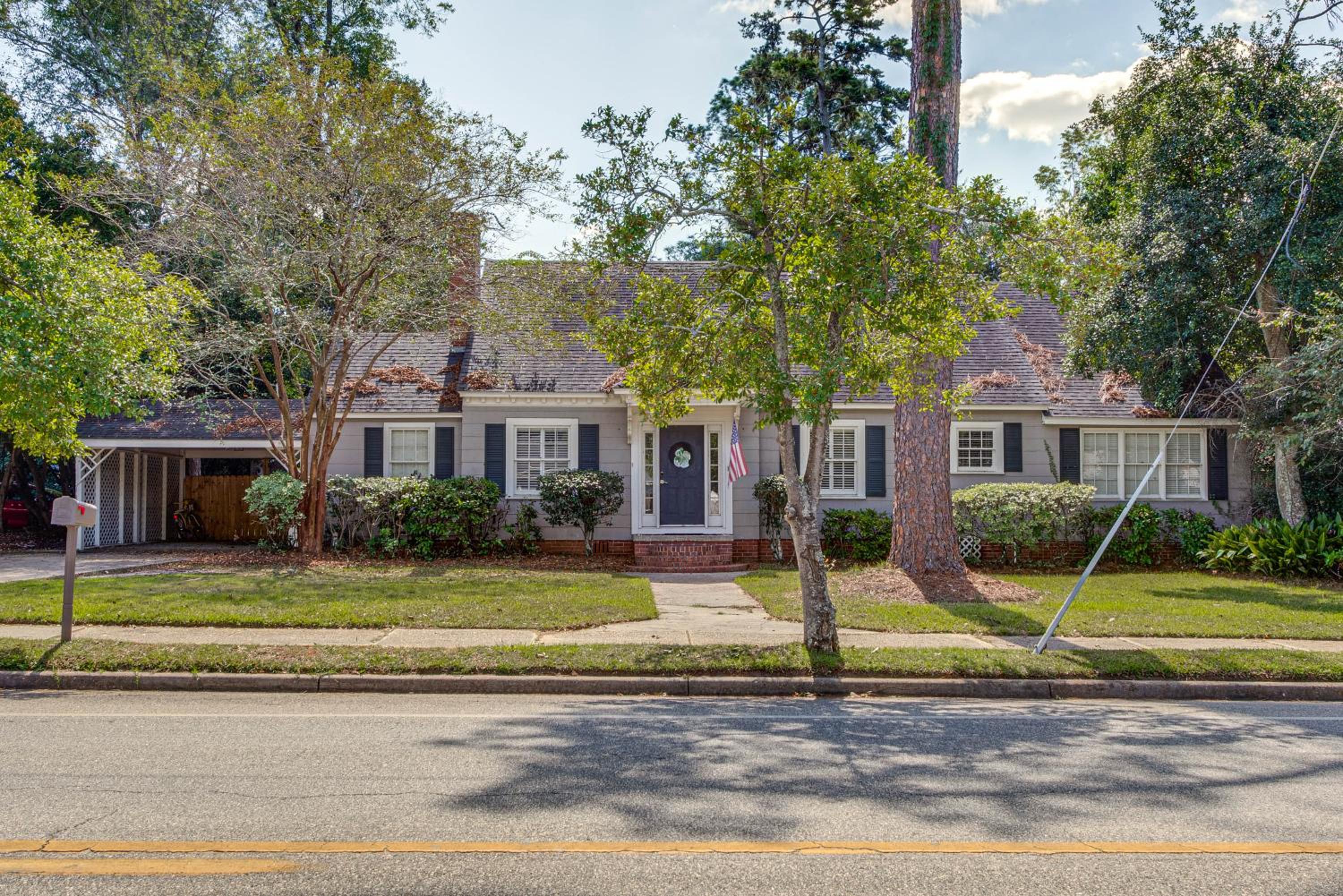 Walk to Dtwn Hahira Inviting Home with Pool and Yard!