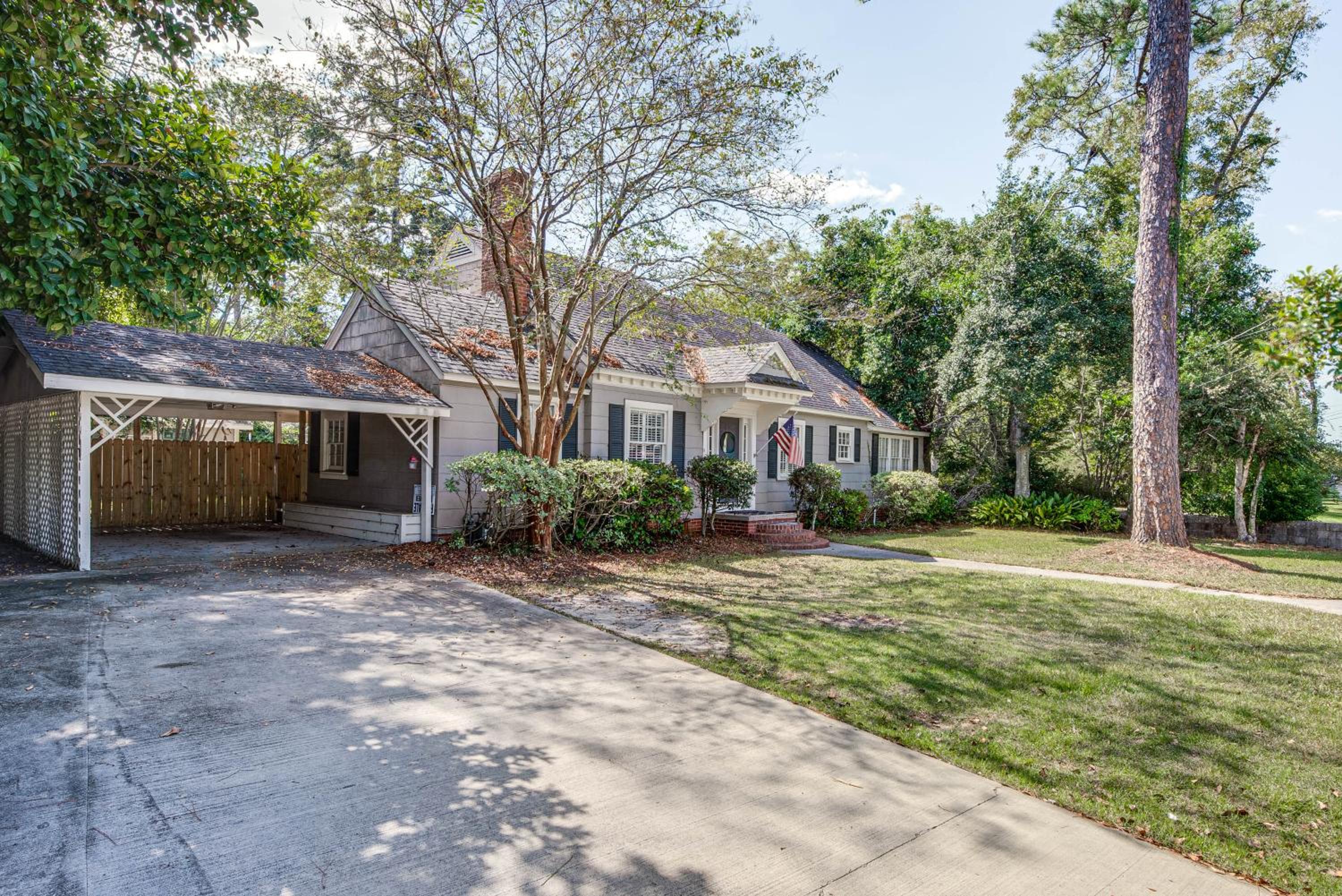 Walk to Dtwn Hahira Inviting Home with Pool and Yard!