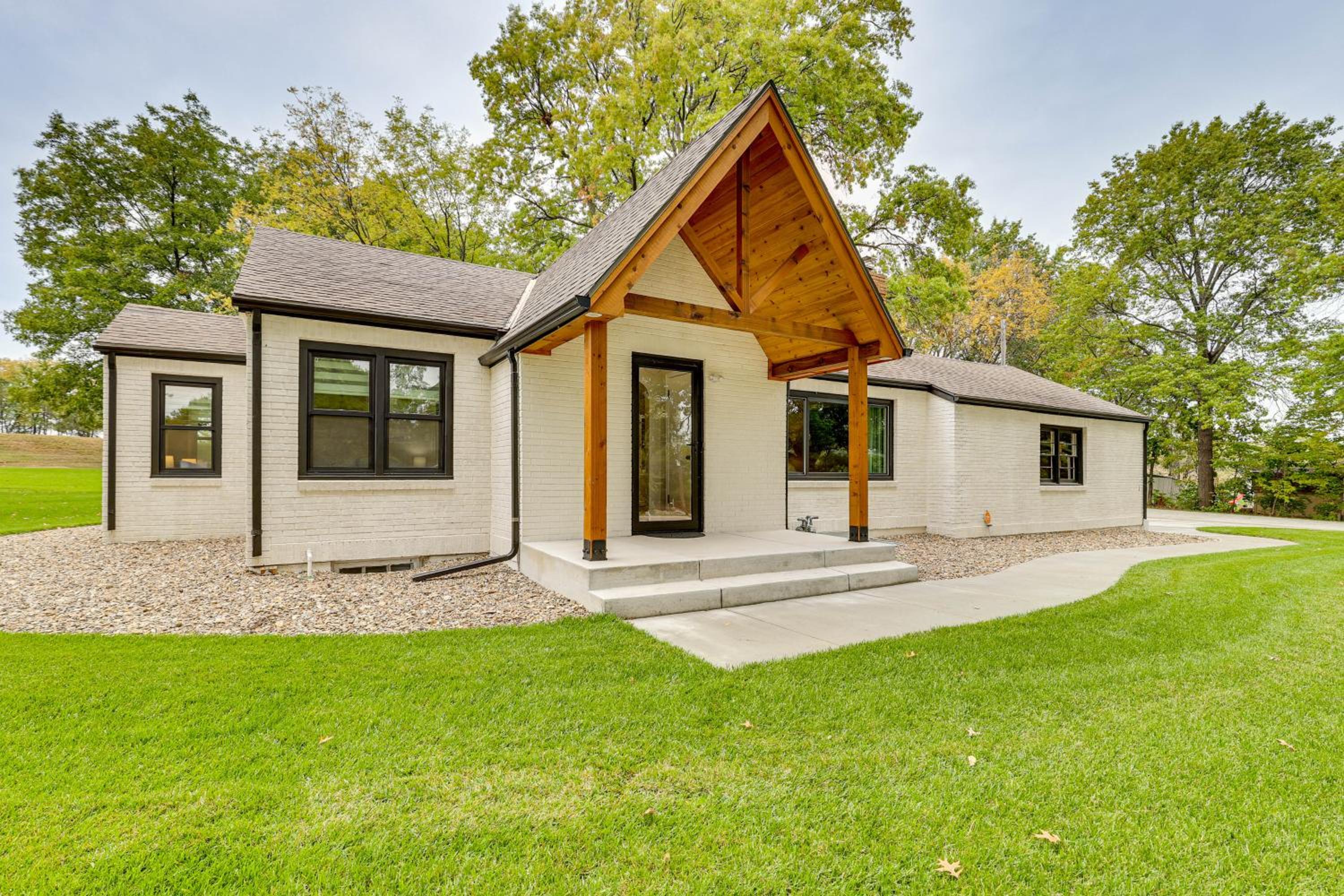 Topeka Farmhouse Hideaway 5 Mi to Downtown!