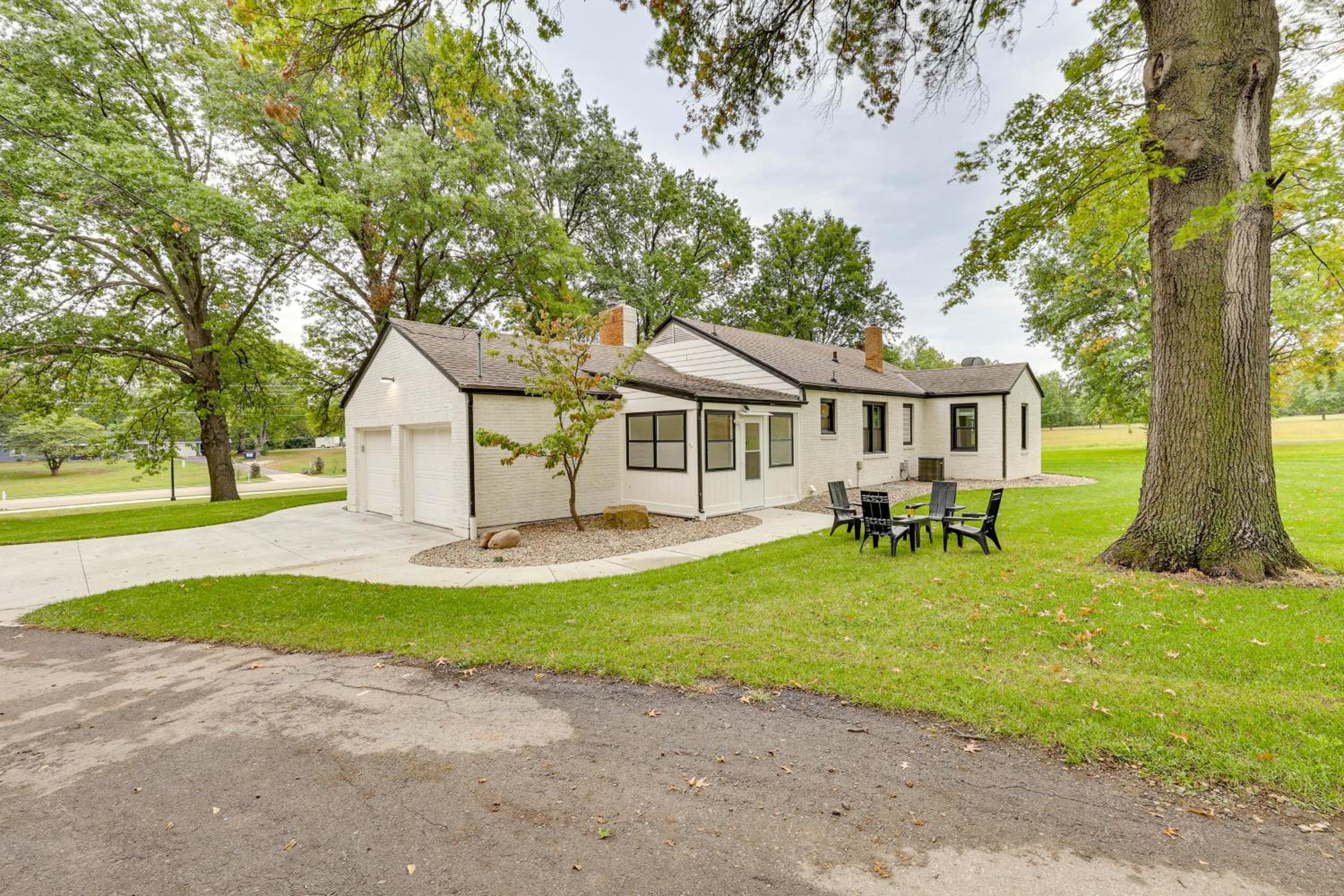 Topeka Farmhouse Hideaway 5 Mi to Downtown!
