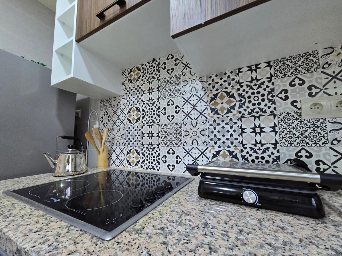 Elegant Apartment, Sea View & Beach 5 Min Away