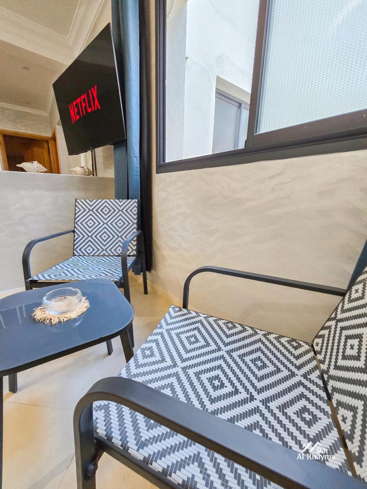Elegant Apartment, Sea View & Beach 5 Min Away