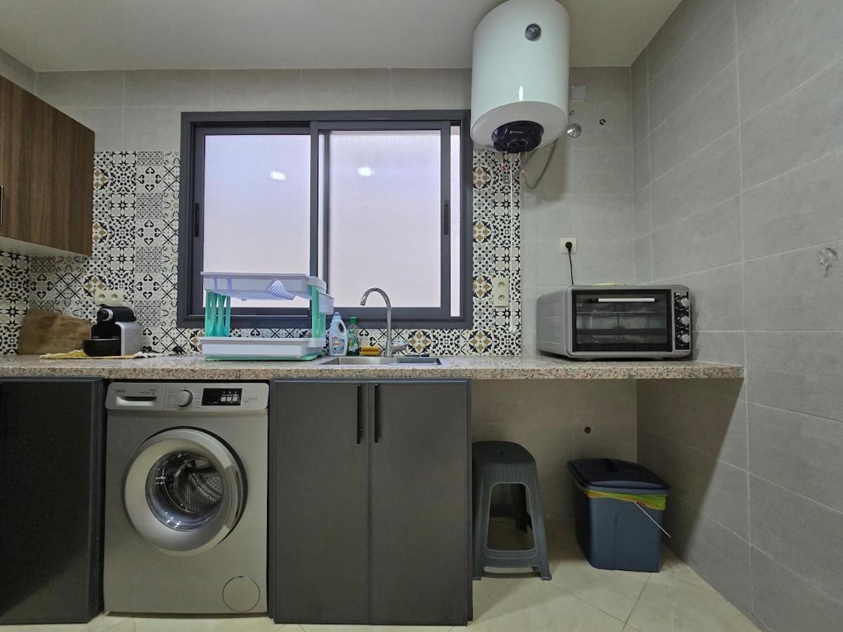 Elegant Apartment, Sea View & Beach 5 Min Away
