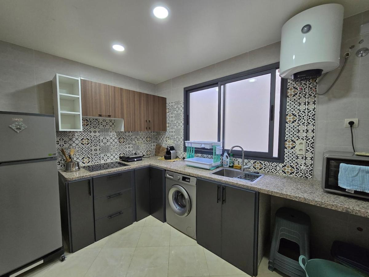 Elegant Apartment, Sea View & Beach 5 Min Away