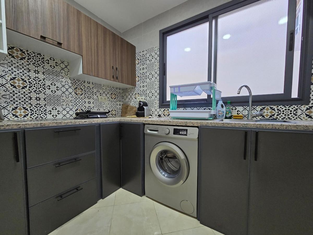 Elegant Apartment, Sea View & Beach 5 Min Away