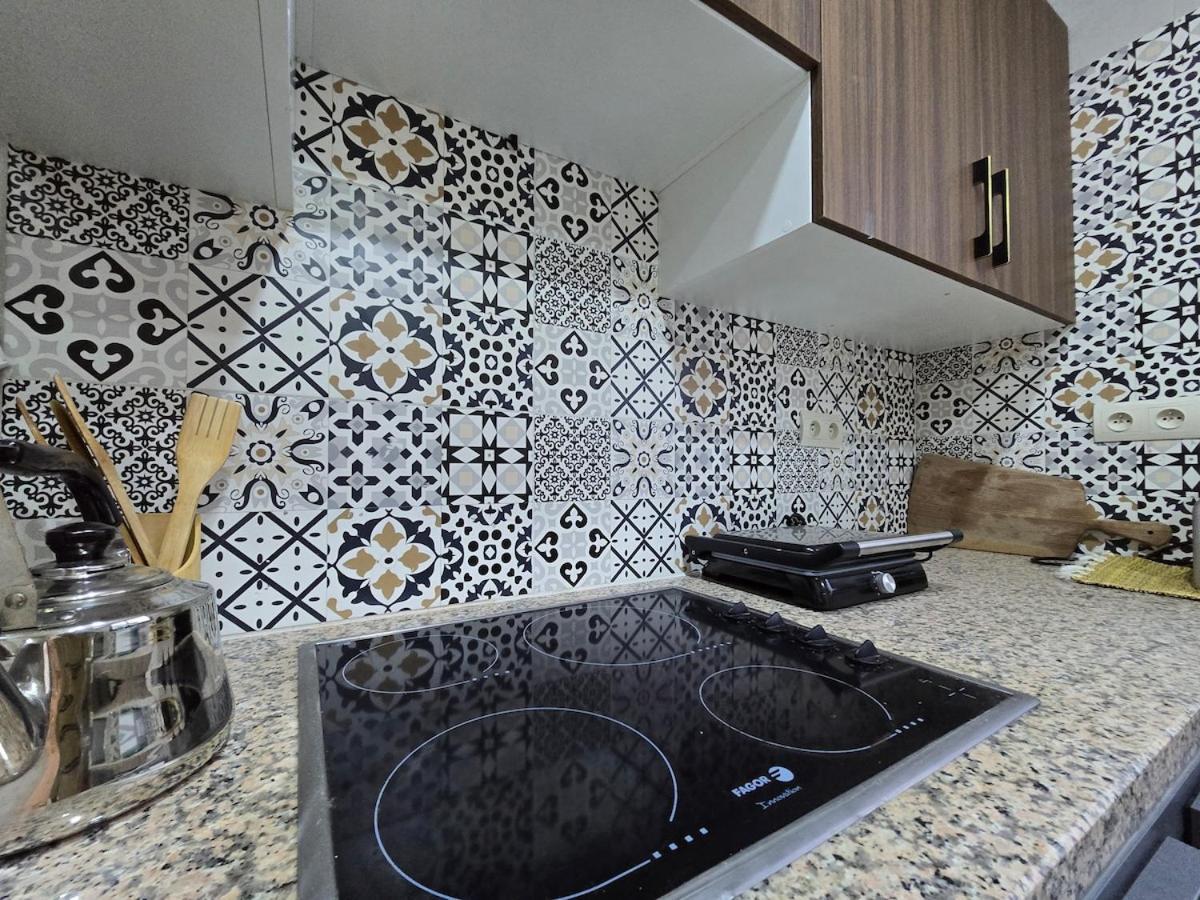 Elegant Apartment, Sea View & Beach 5 Min Away
