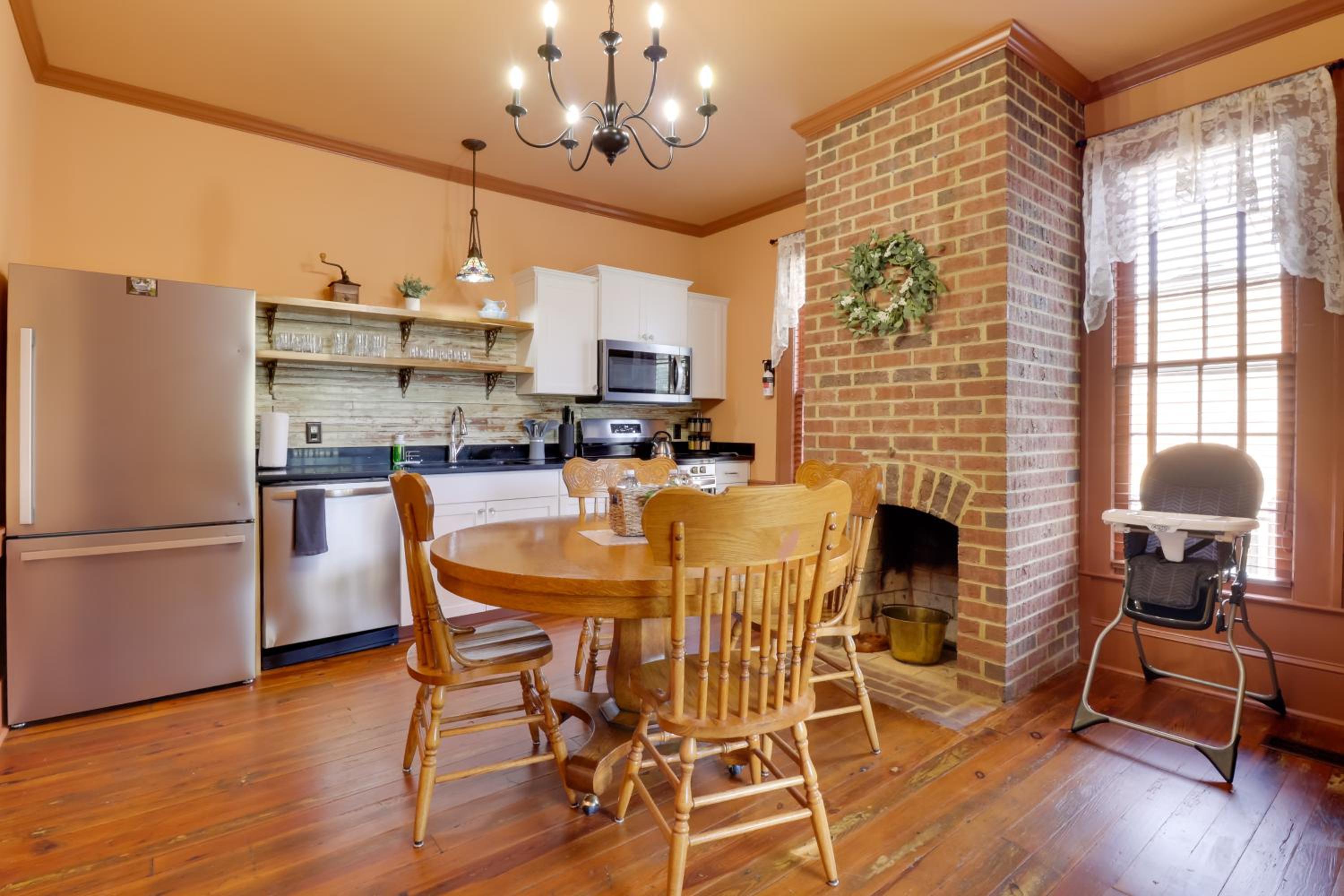 Walk to Downtown Historic Home in Edentons Heart