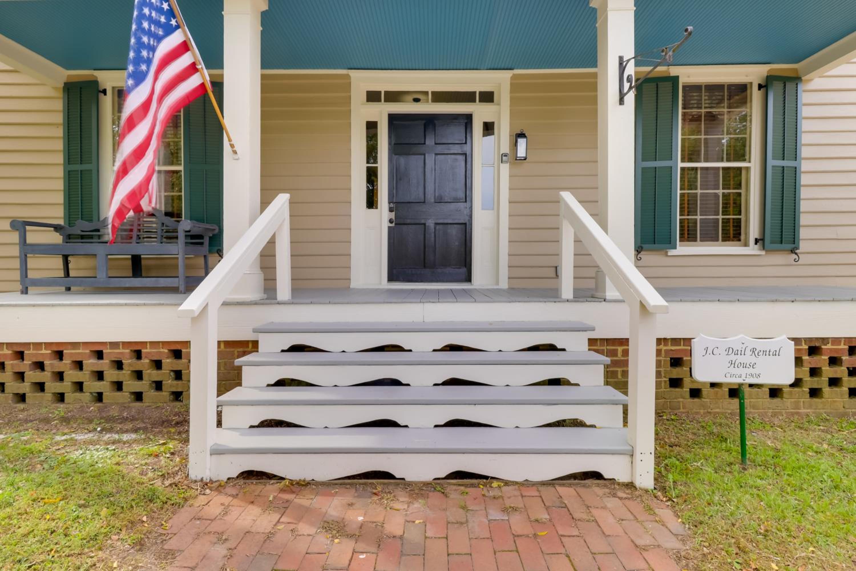 Walk to Downtown Historic Home in Edentons Heart