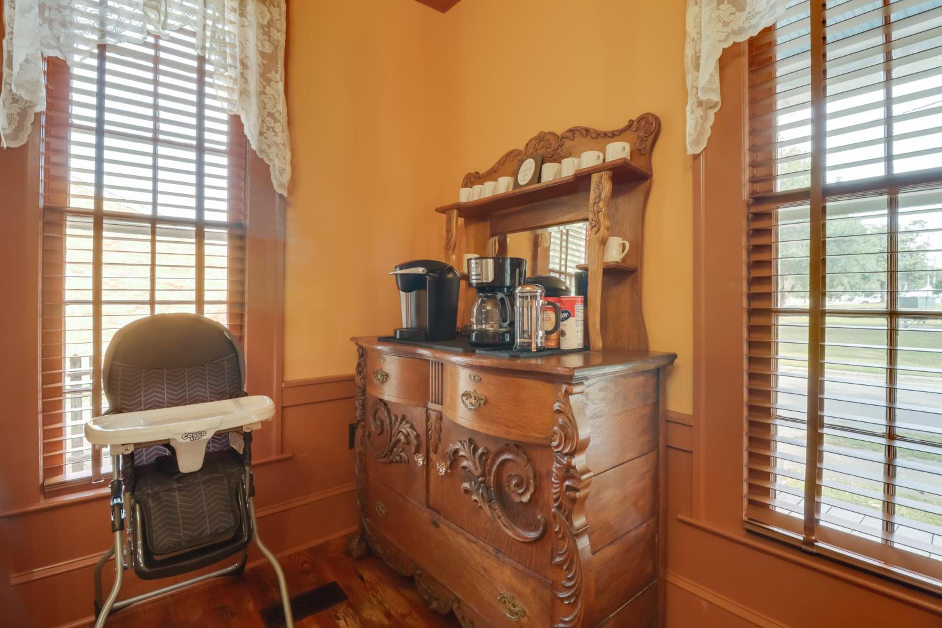 Walk to Downtown Historic Home in Edentons Heart