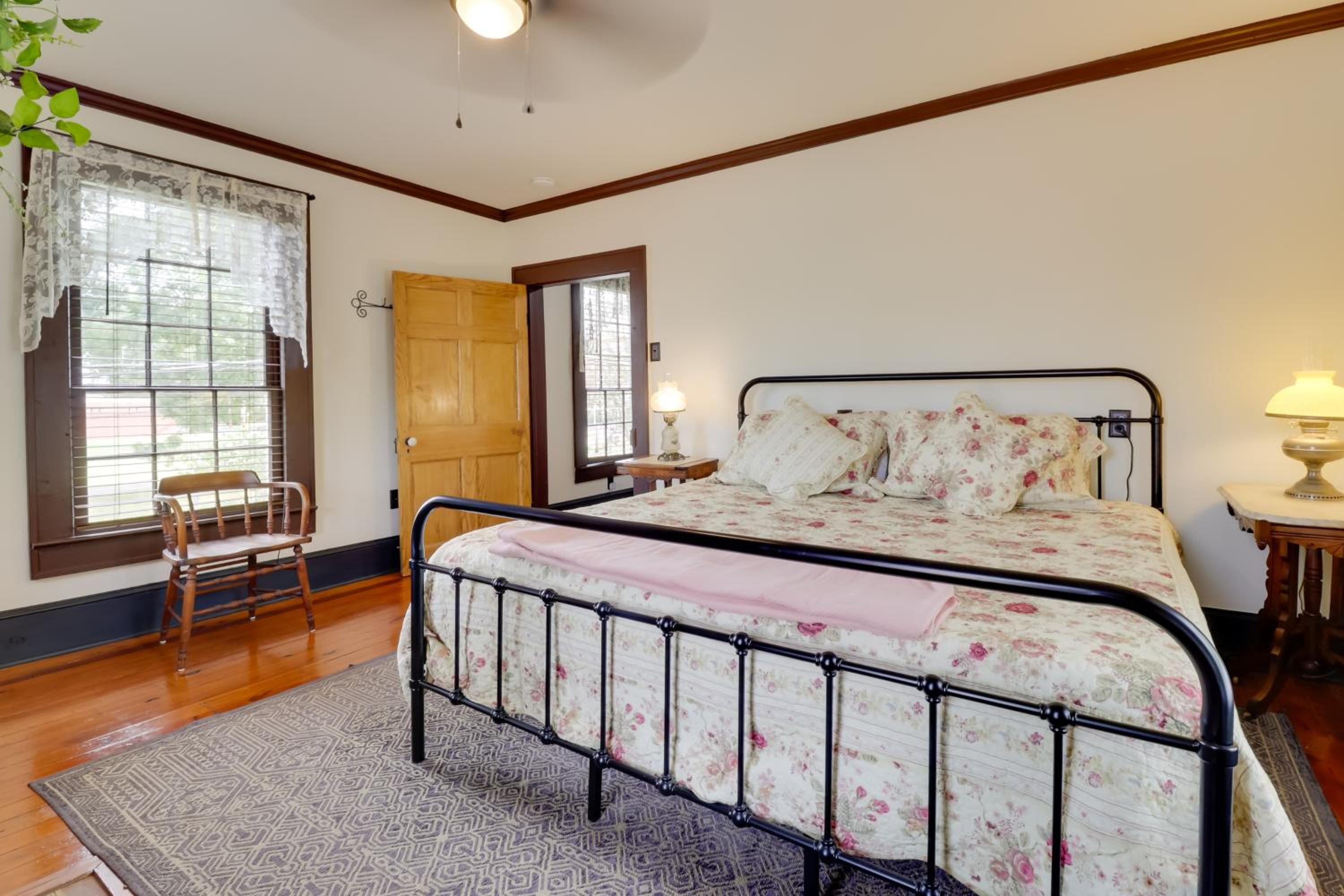 Walk to Downtown Historic Home in Edentons Heart