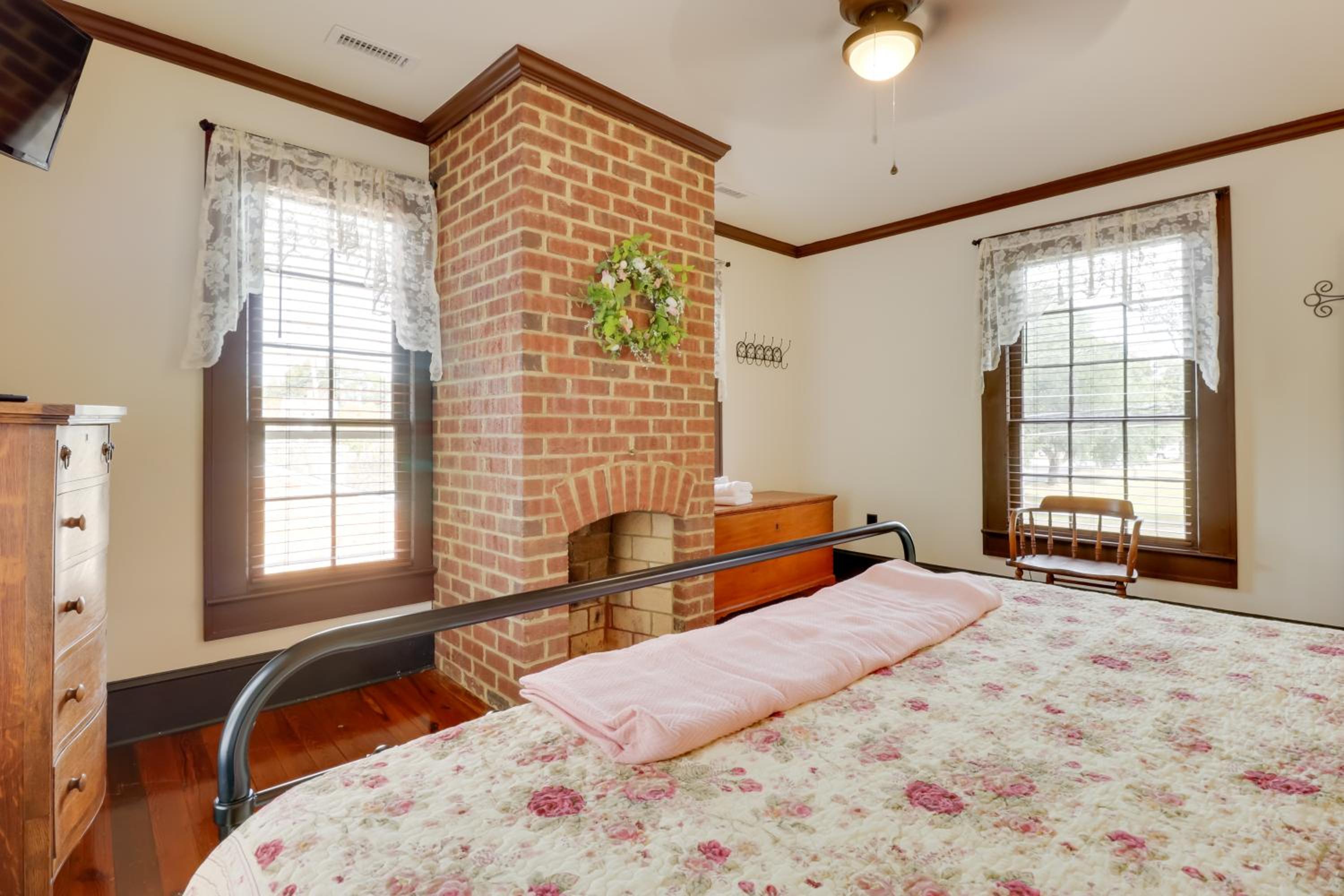 Walk to Downtown Historic Home in Edentons Heart