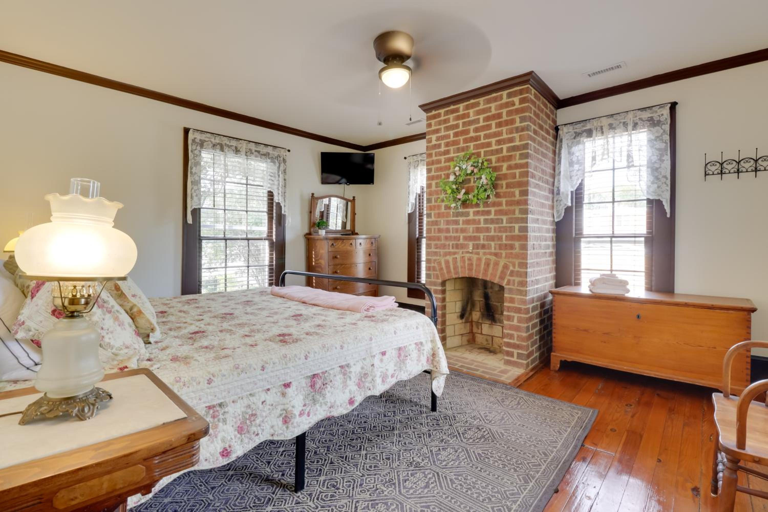 Walk to Downtown Historic Home in Edentons Heart
