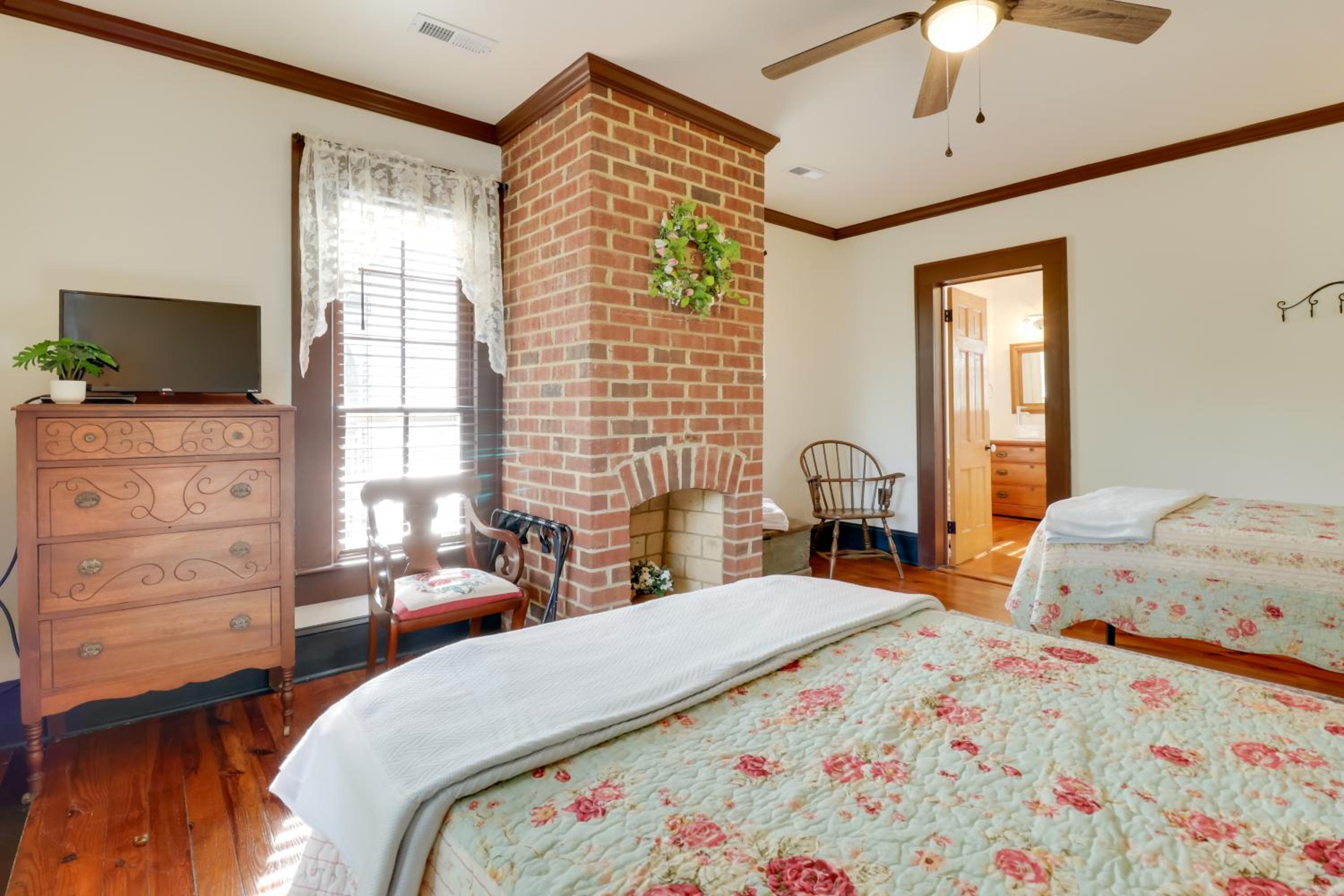 Walk to Downtown Historic Home in Edentons Heart