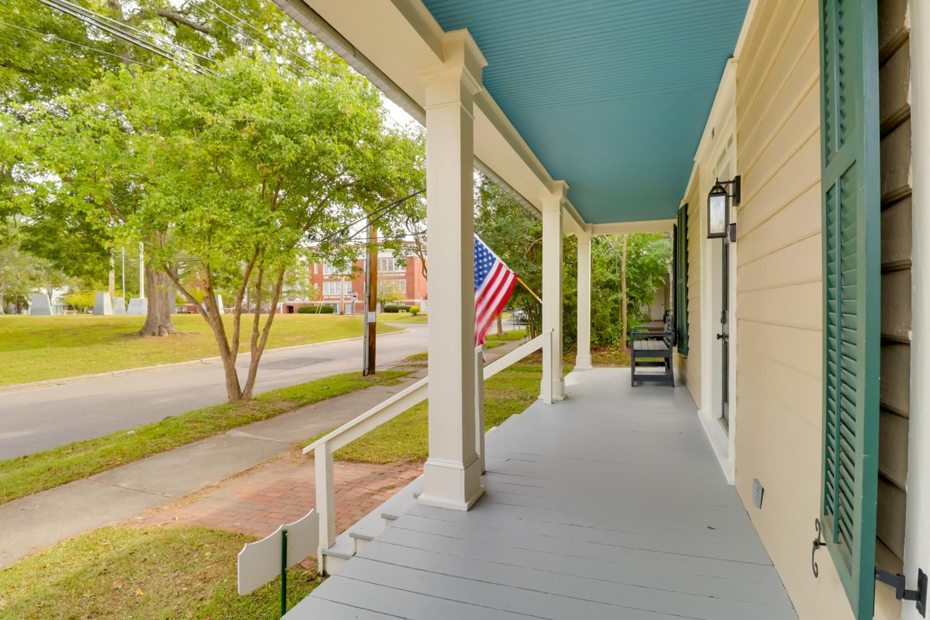 Walk to Downtown Historic Home in Edentons Heart