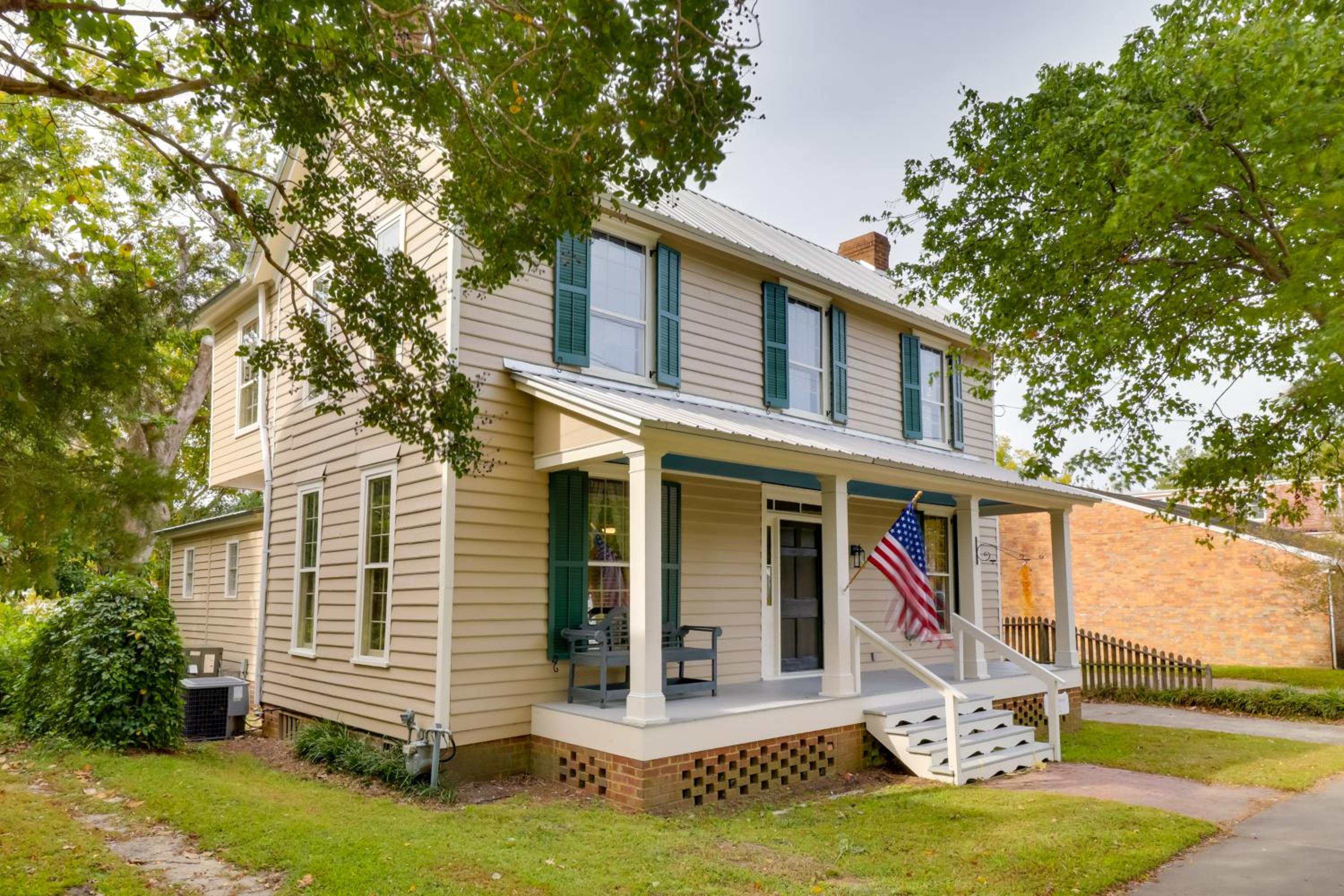 Walk to Downtown Historic Home in Edentons Heart
