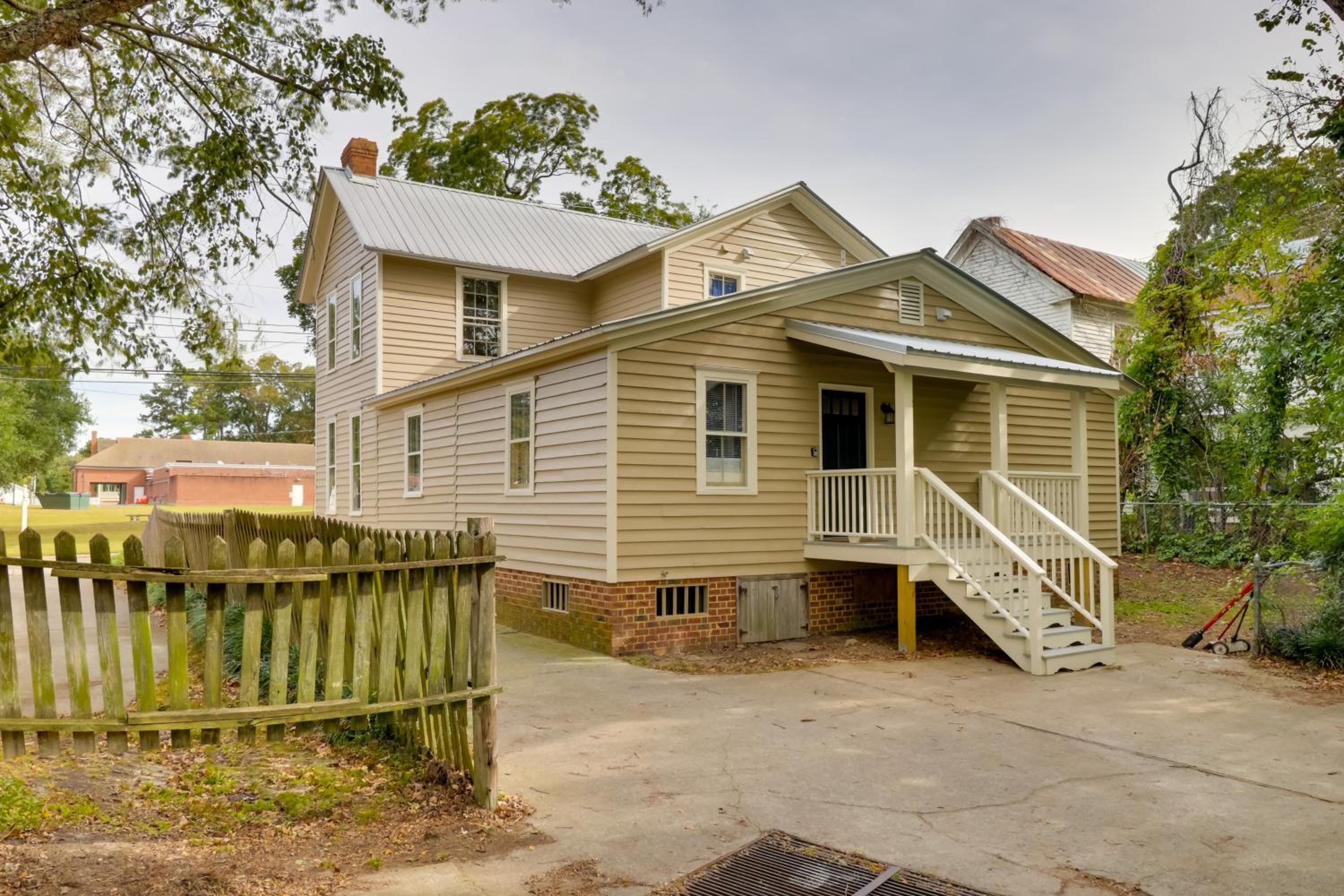 Walk to Downtown Historic Home in Edentons Heart
