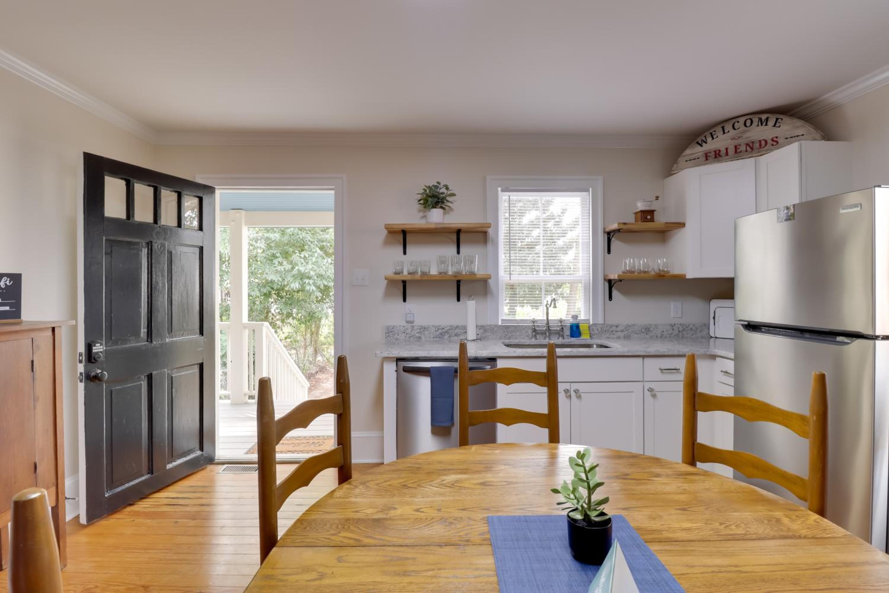 Steps to Downtown! Family Home in Historic Edenton