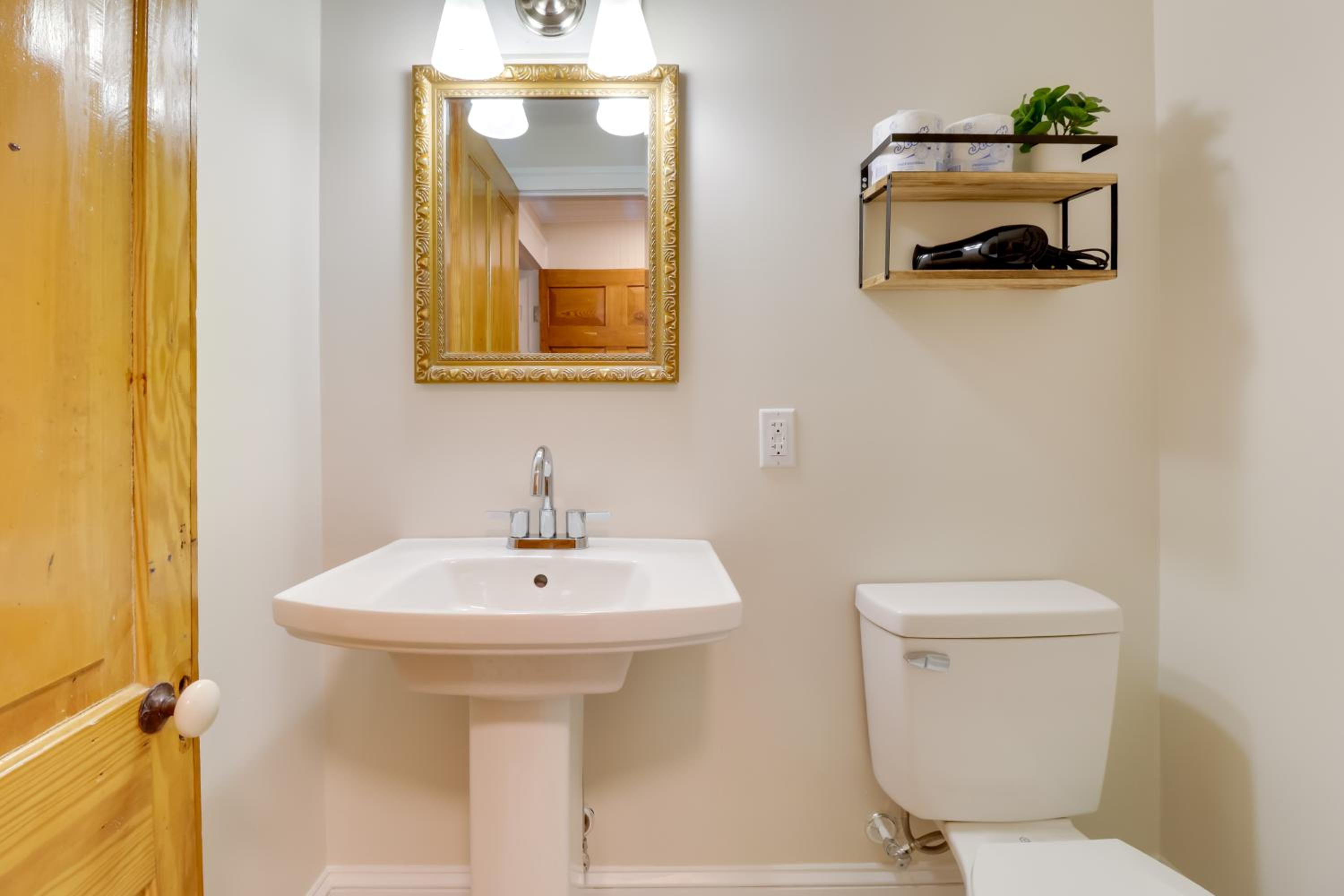Steps to Downtown! Family Home in Historic Edenton