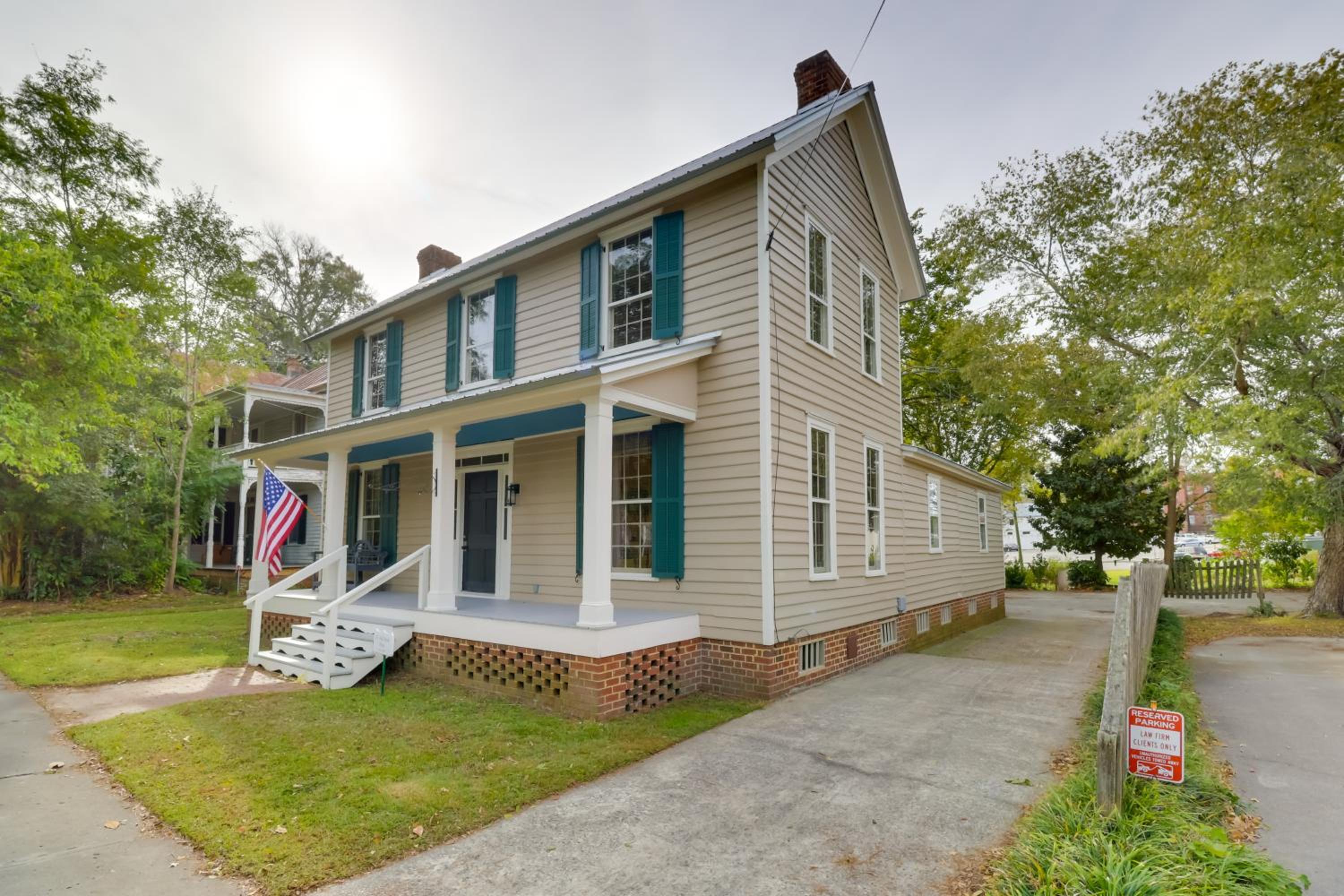 Steps to Downtown! Family Home in Historic Edenton