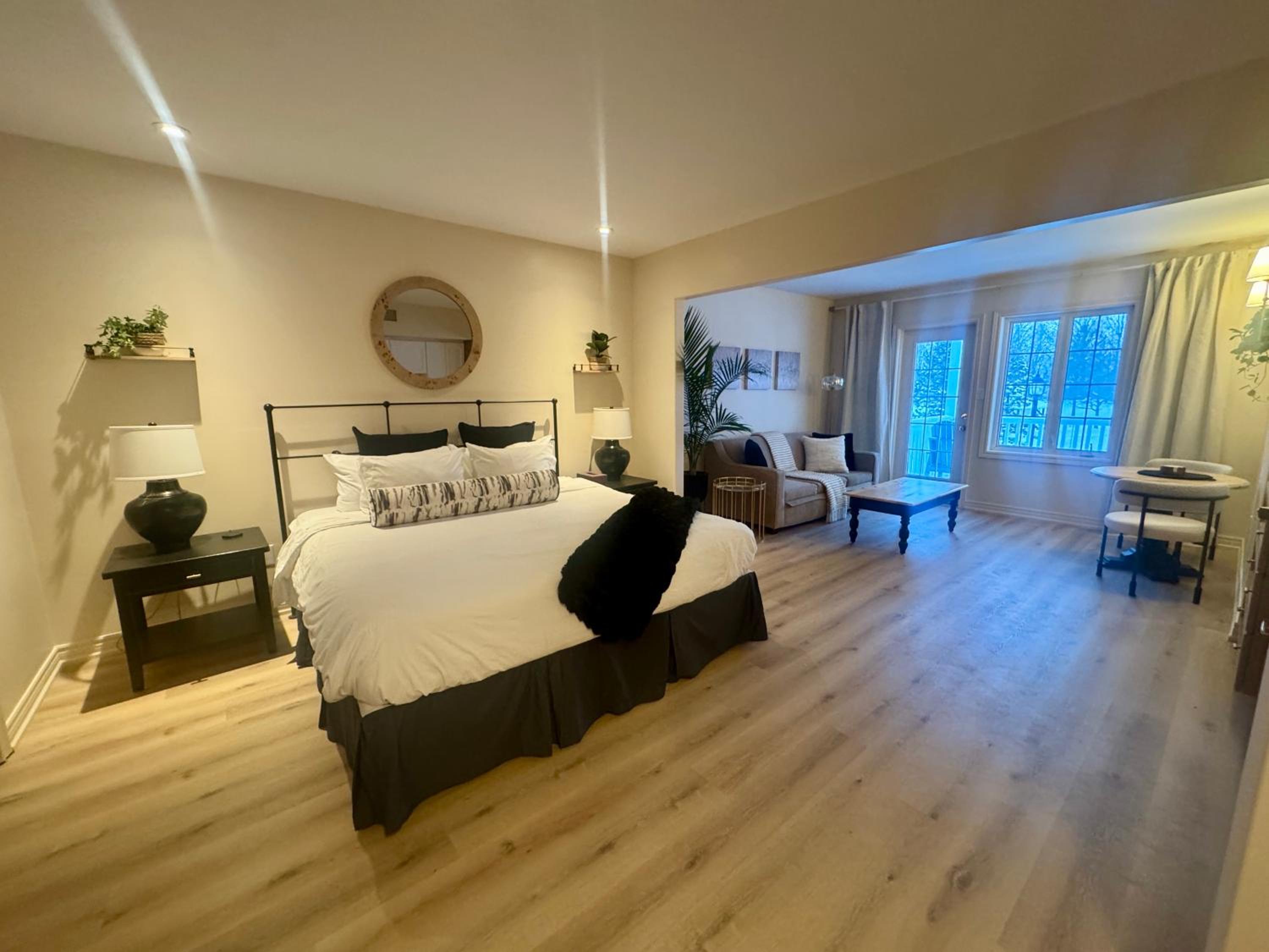 Newly Renovated Ski-In Ski-Out 1-Bedroom Condo with Pool, Gym, Sauna by Horseshoe Valley