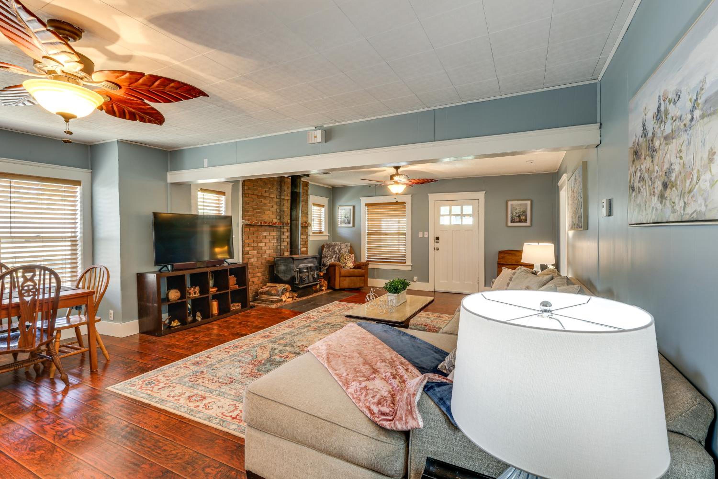Route 66 Retreat Dog-Friendly Home in Williams