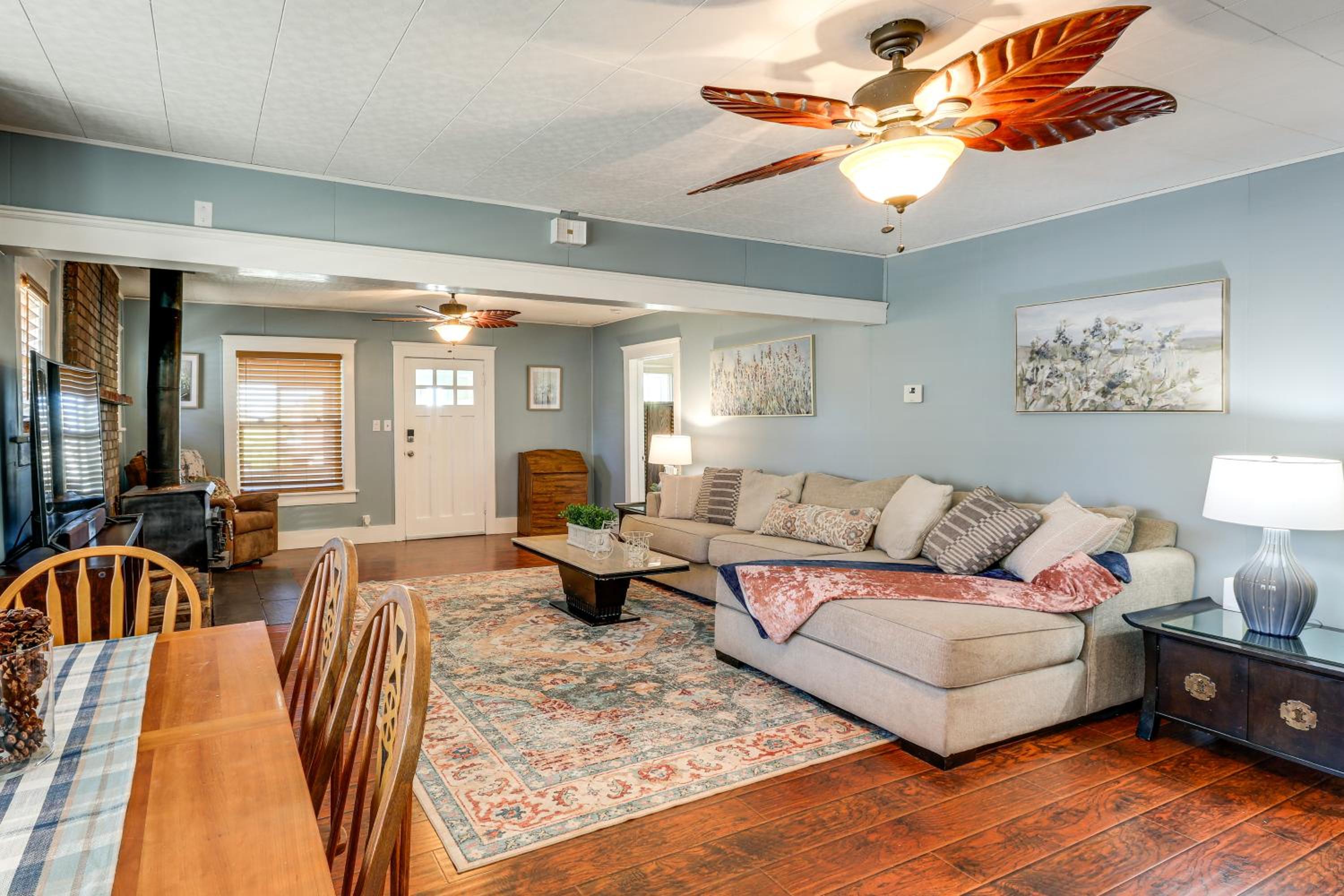 Route 66 Retreat Dog-Friendly Home in Williams