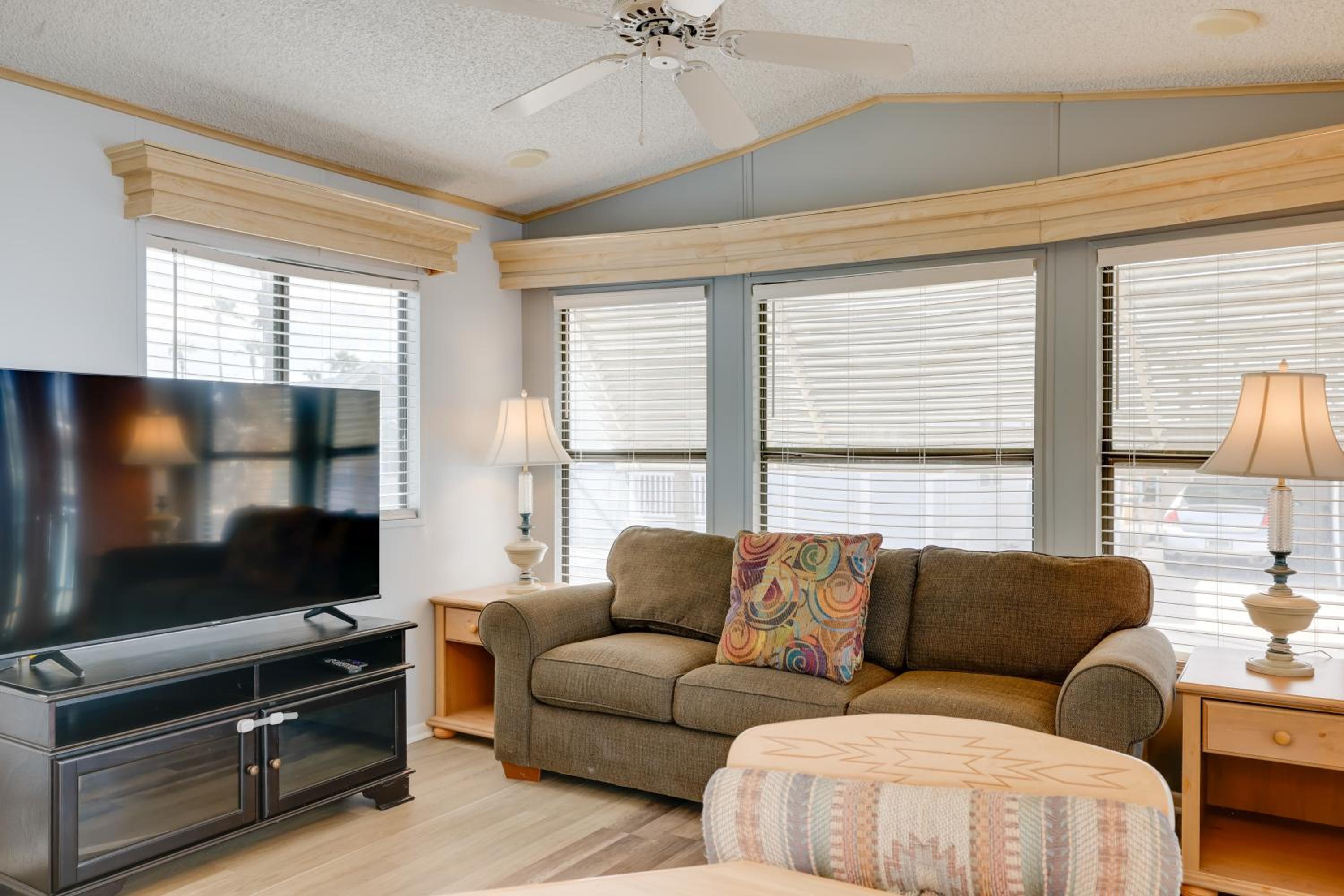 5 Mi to Sun City Snowbird Rental with Pool Access