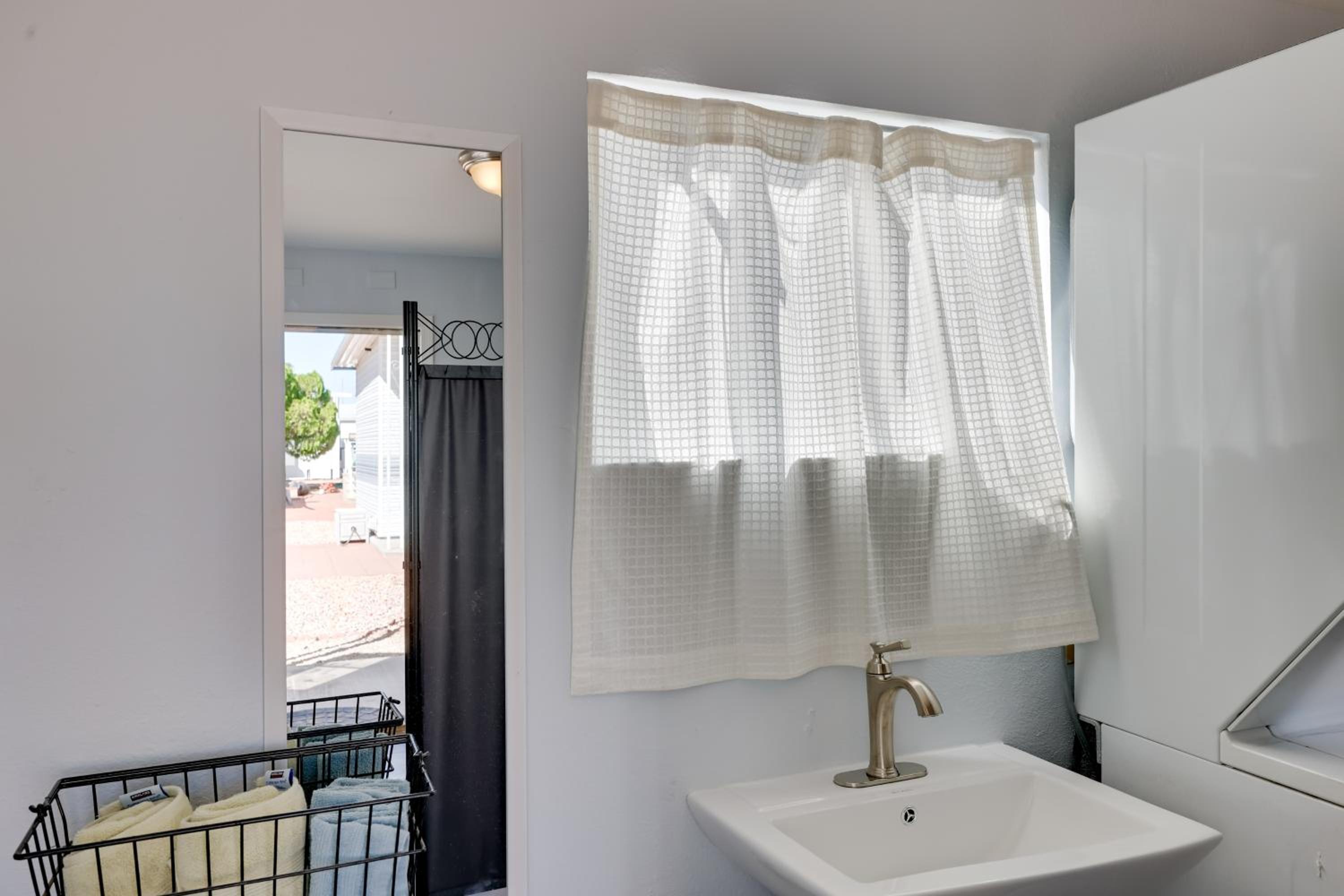 5 Mi to Sun City Snowbird Rental with Pool Access