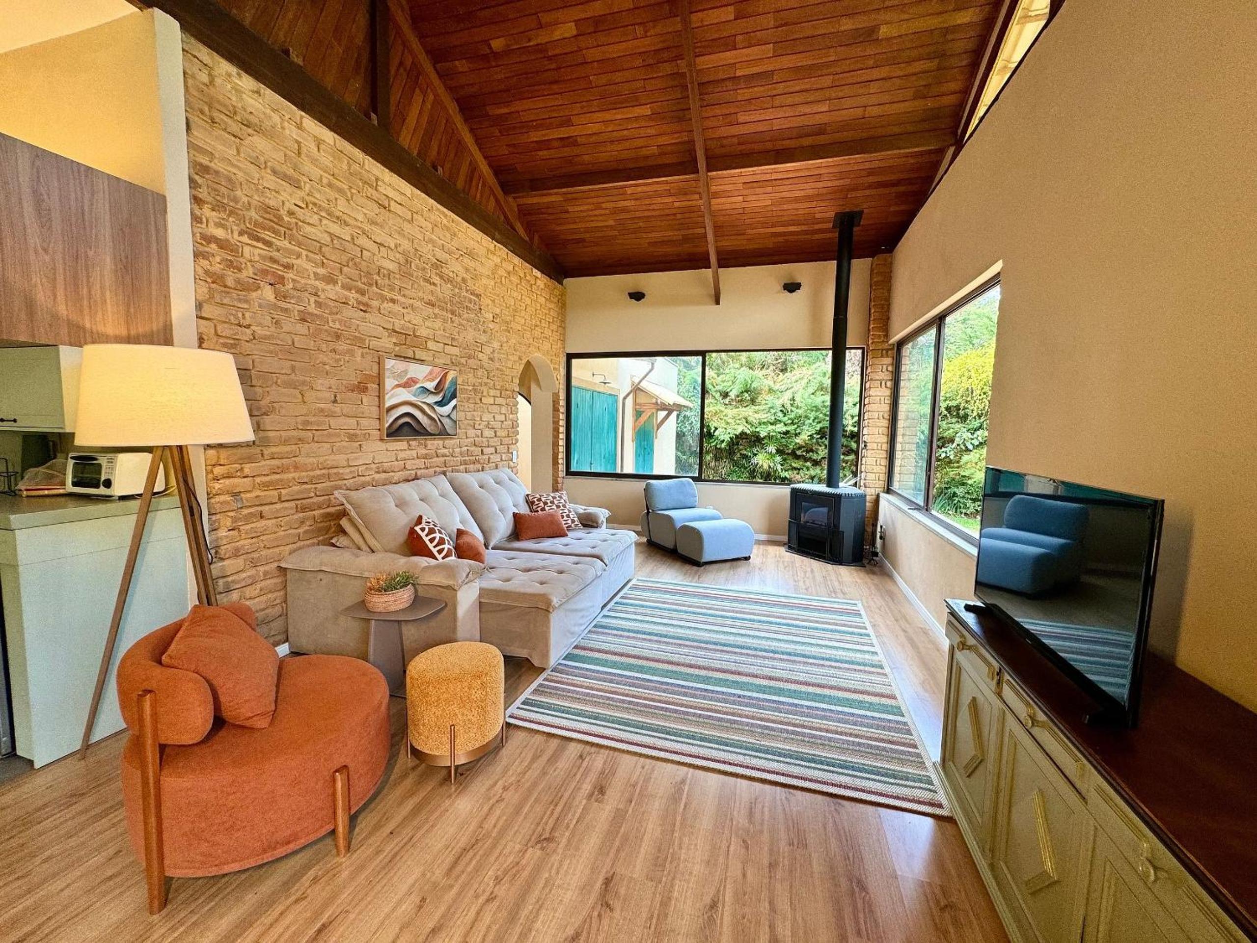 Casa com Jacuzzi e Área Gourmet em Mury