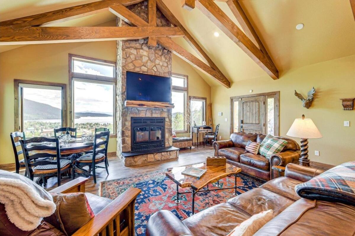 New Mountain Home, Amazing Unobstructed Lake & Mountain Views, Hot Tub, Close to Town!