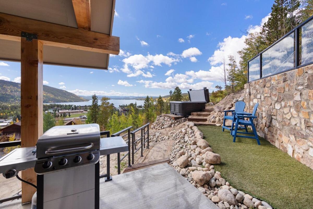 New Mountain Home, Amazing Unobstructed Lake & Mountain Views, Hot Tub, Close to Town!