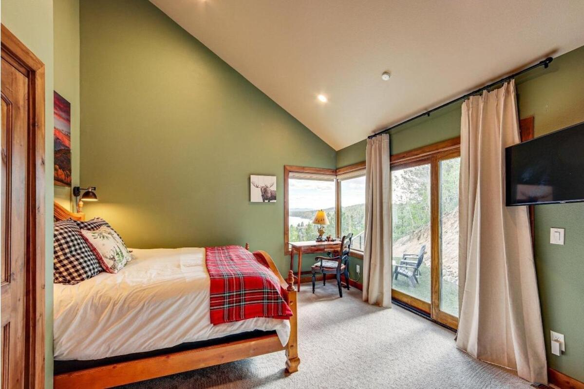 New Mountain Home, Amazing Unobstructed Lake & Mountain Views, Hot Tub, Close to Town!