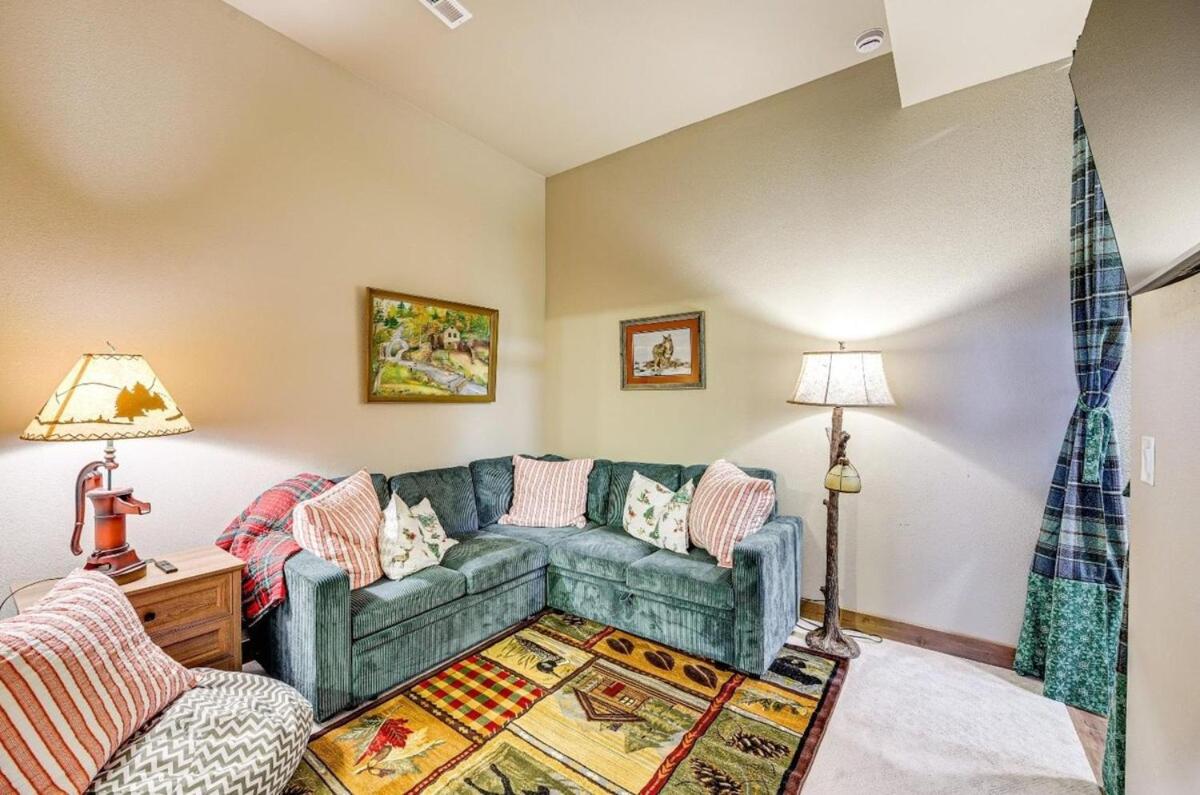 New Mountain Home, Amazing Unobstructed Lake & Mountain Views, Hot Tub, Close to Town!