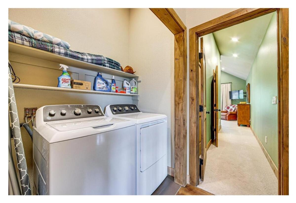 New Mountain Home, Amazing Unobstructed Lake & Mountain Views, Hot Tub, Close to Town!