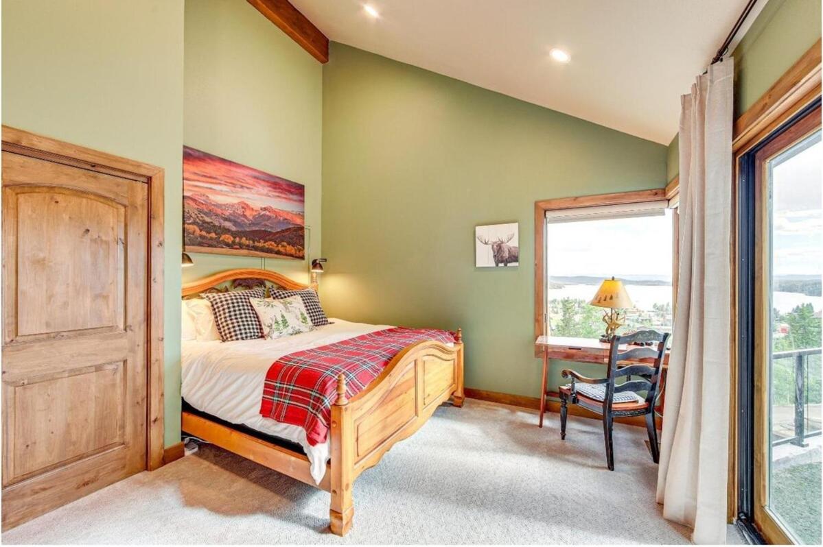 New Mountain Home, Amazing Unobstructed Lake & Mountain Views, Hot Tub, Close to Town!